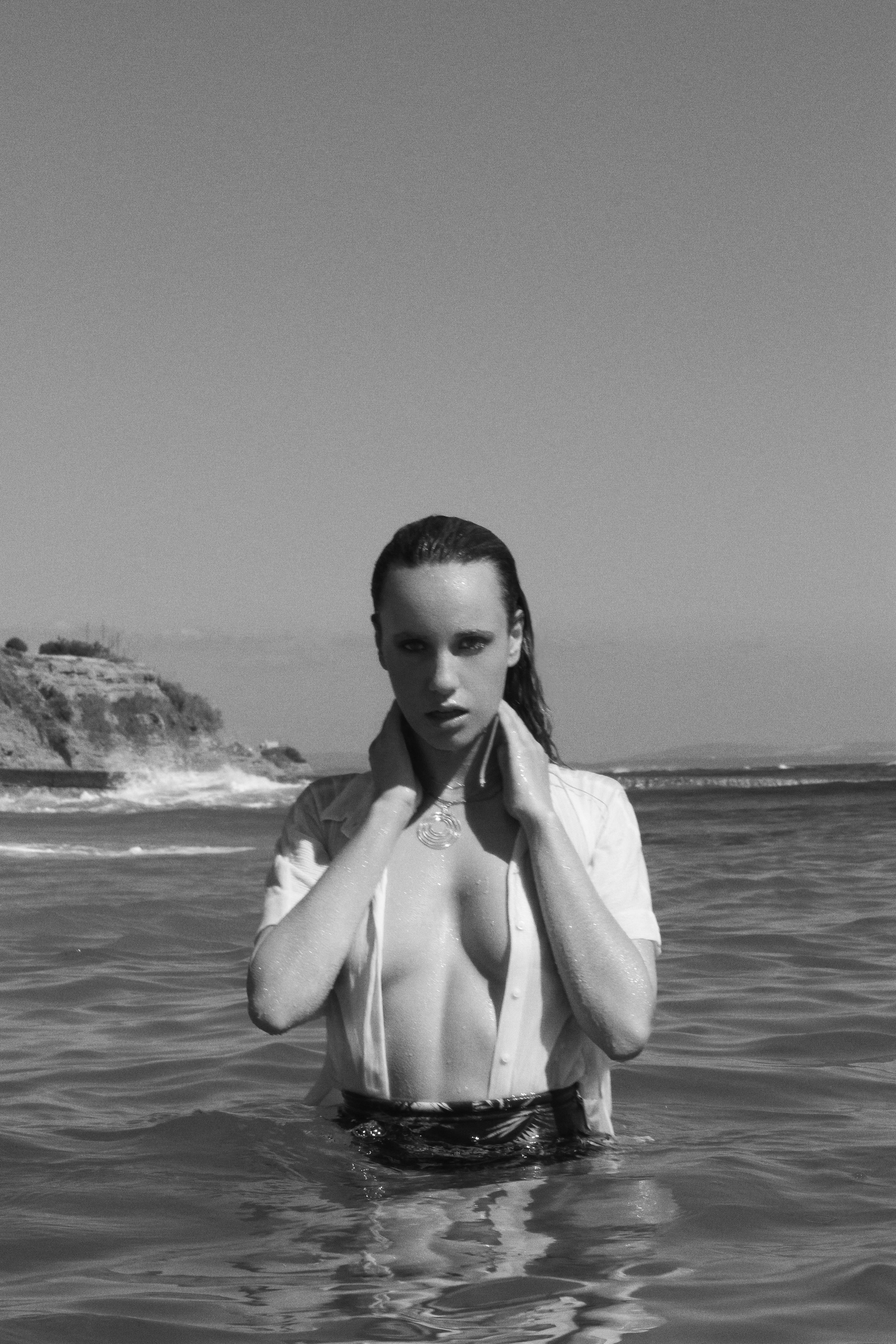 Shirt H&M, Hight waist shorts Billabong, Necklace Magnólia, Chokers Accessorize