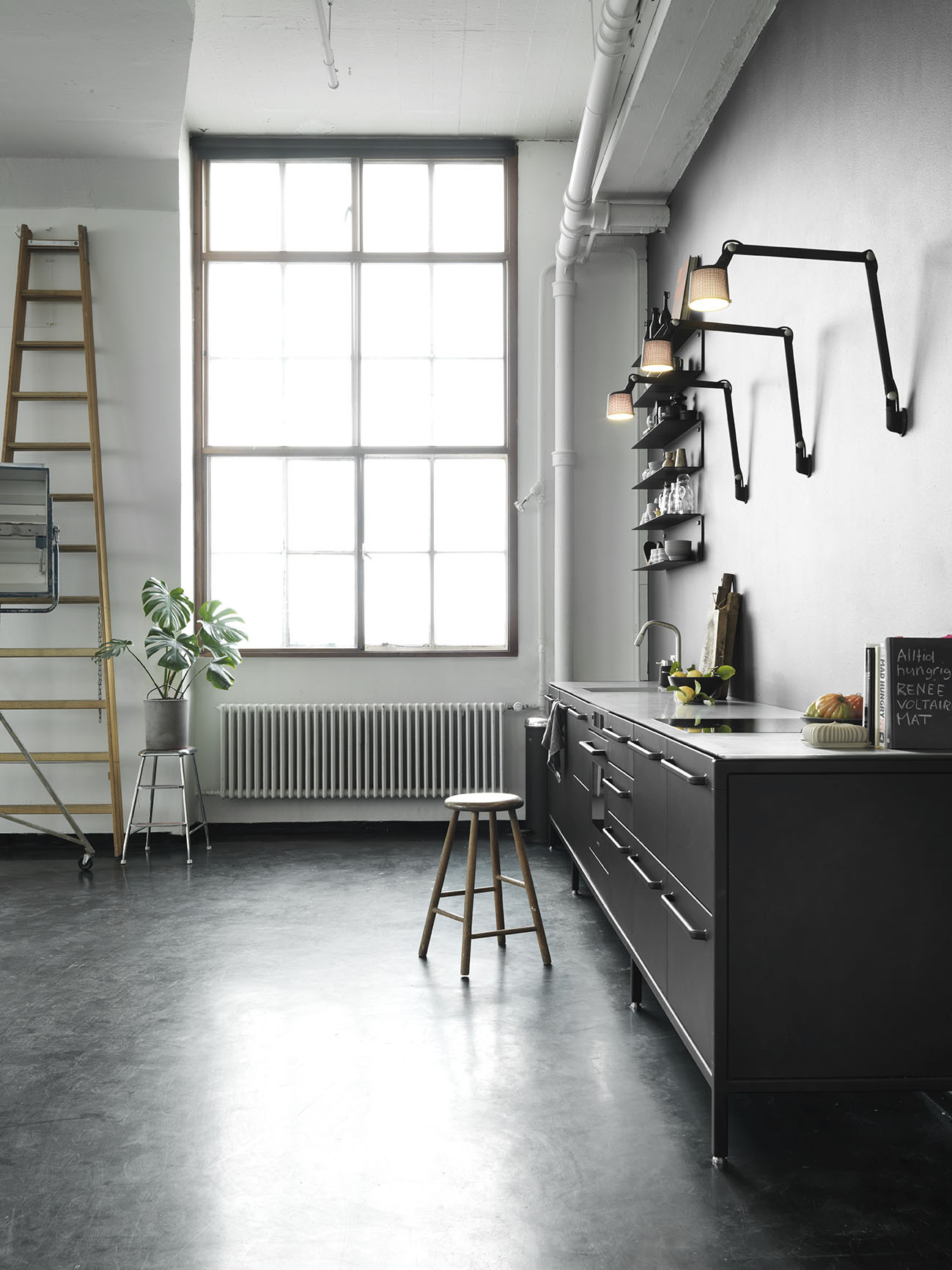 Our kitchen functions as a workbench, letting chefs or food stylists the best possible environment for their handcraft.
