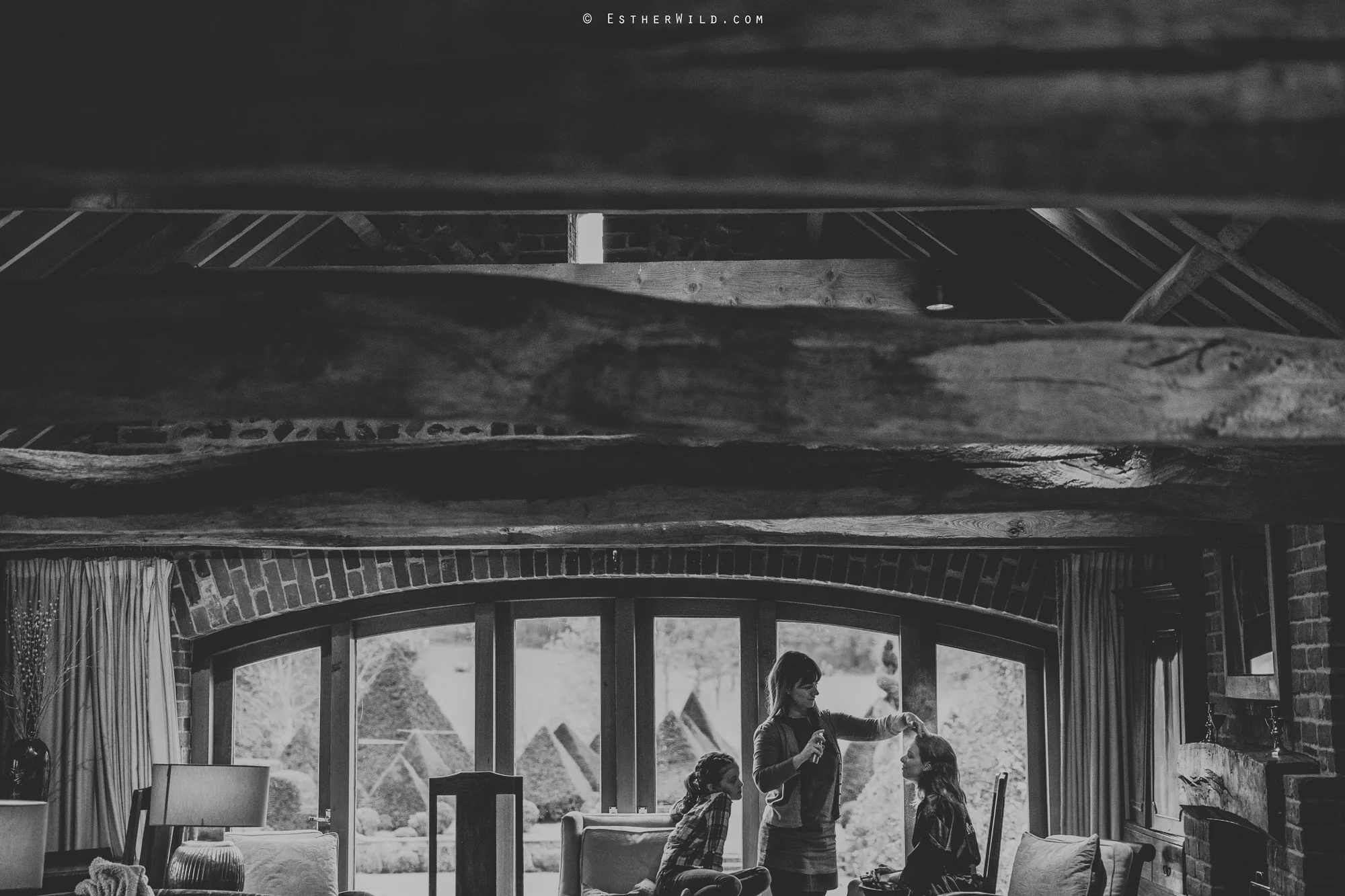 Wedding_Photographer_Chaucer_Barn_ Norfolk_Copyright_Esther_Wild_