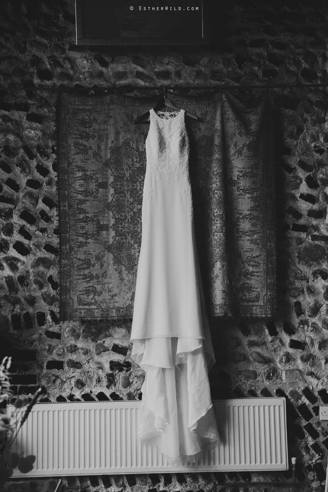 Wedding_Photographer_Chaucer_Barn_ Norfolk_Copyright_Esther_Wild_