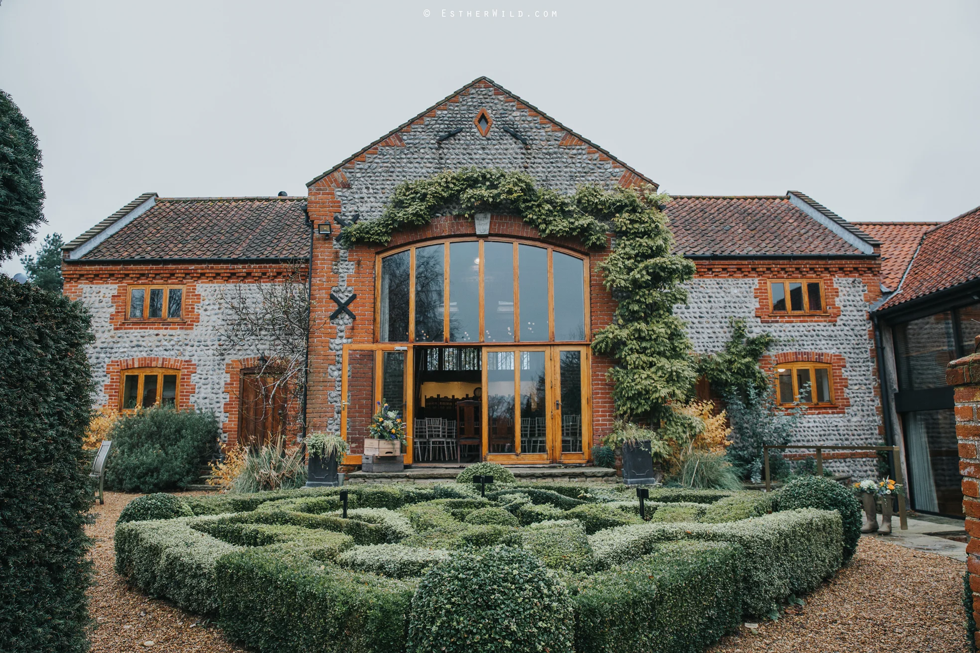 Wedding_Photographer_Chaucer_Barn_ Norfolk_Copyright_Esther_Wild_