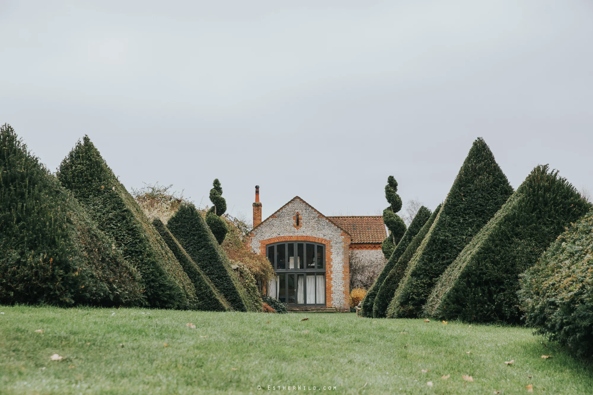 Wedding_Photographer_Chaucer_Barn_ Norfolk_Copyright_Esther_Wild_