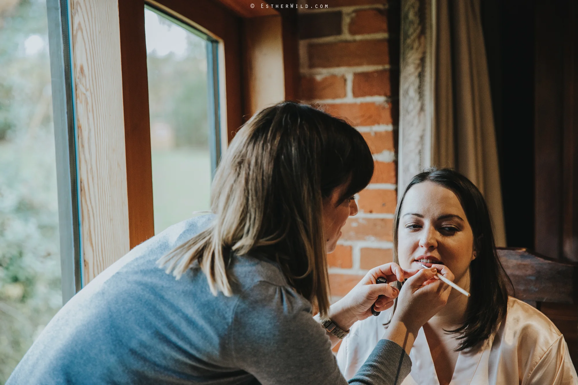 Wedding_Photographer_Chaucer_Barn_ Norfolk_Copyright_Esther_Wild_