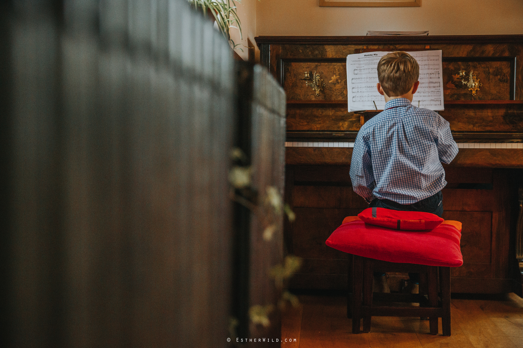 Wedding_Photographer_Chaucer_Barn_ Norfolk_Copyright_Esther_Wild_