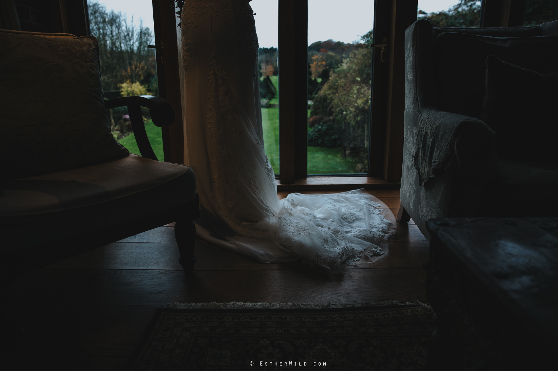 Wedding_Photographer_Chaucer_Barn_ Norfolk_Copyright_Esther_Wild_