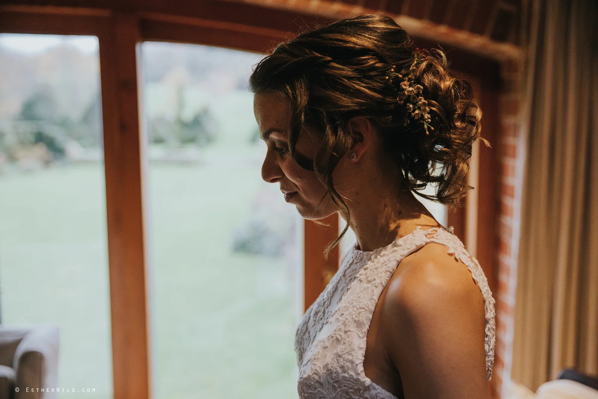 Wedding_Photographer_Chaucer_Barn_ Norfolk_Copyright_Esther_Wild_