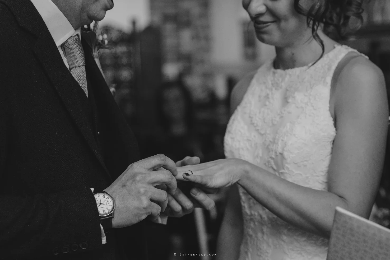 Wedding_Photographer_Chaucer_Barn_ Norfolk_Copyright_Esther_Wild_