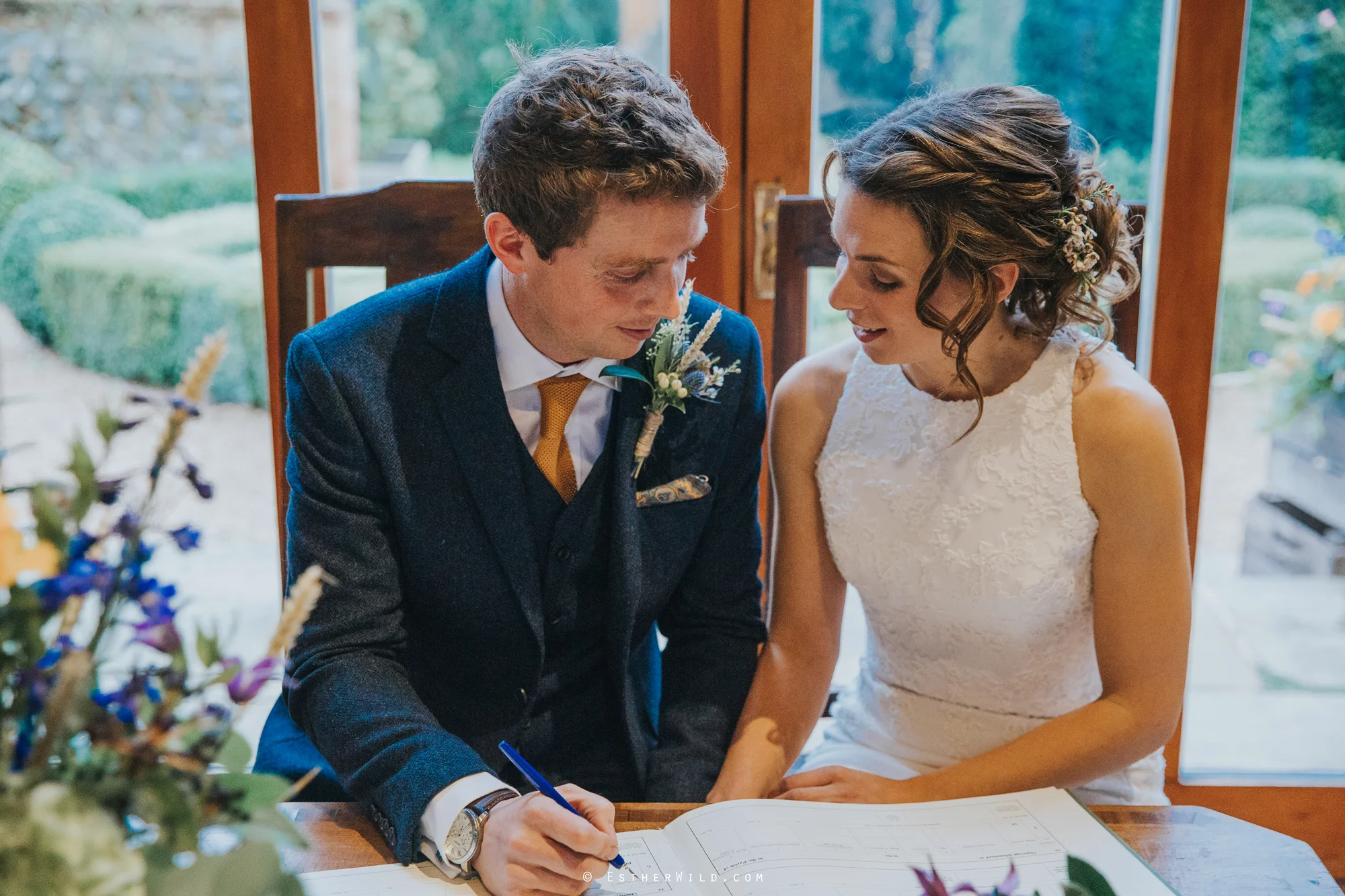 Wedding_Photographer_Chaucer_Barn_ Norfolk_Copyright_Esther_Wild_