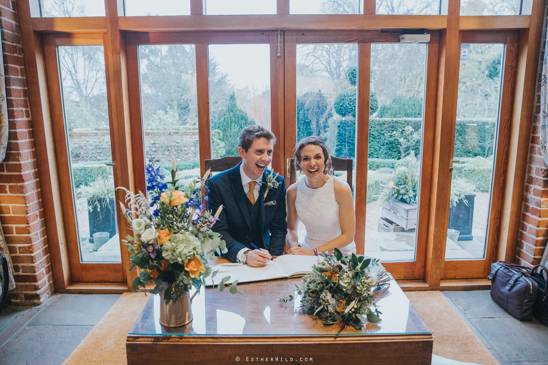 Wedding_Photographer_Chaucer_Barn_ Norfolk_Copyright_Esther_Wild_