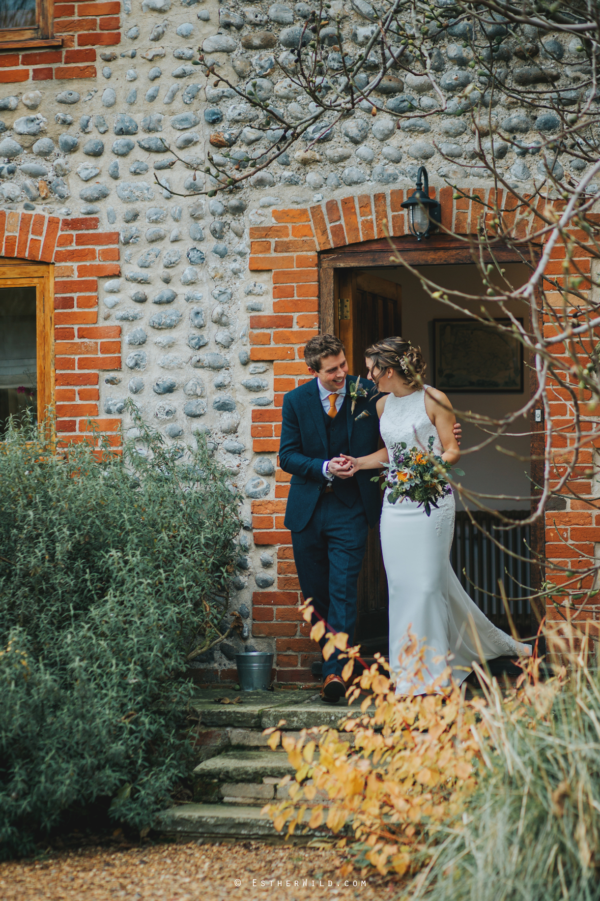 Wedding_Photographer_Chaucer_Barn_ Norfolk_Copyright_Esther_Wild_