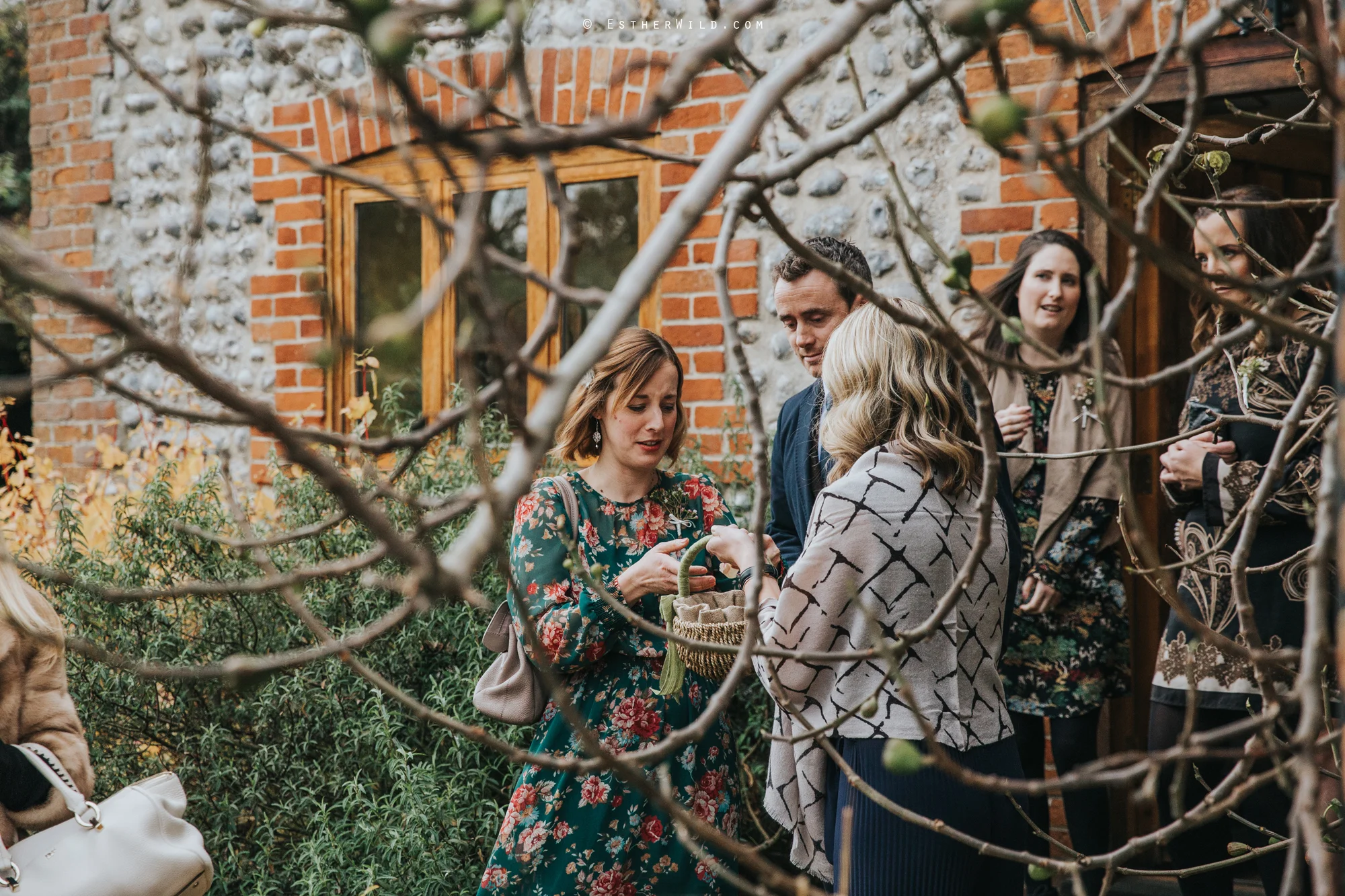 Wedding_Photographer_Chaucer_Barn_ Norfolk_Copyright_Esther_Wild_