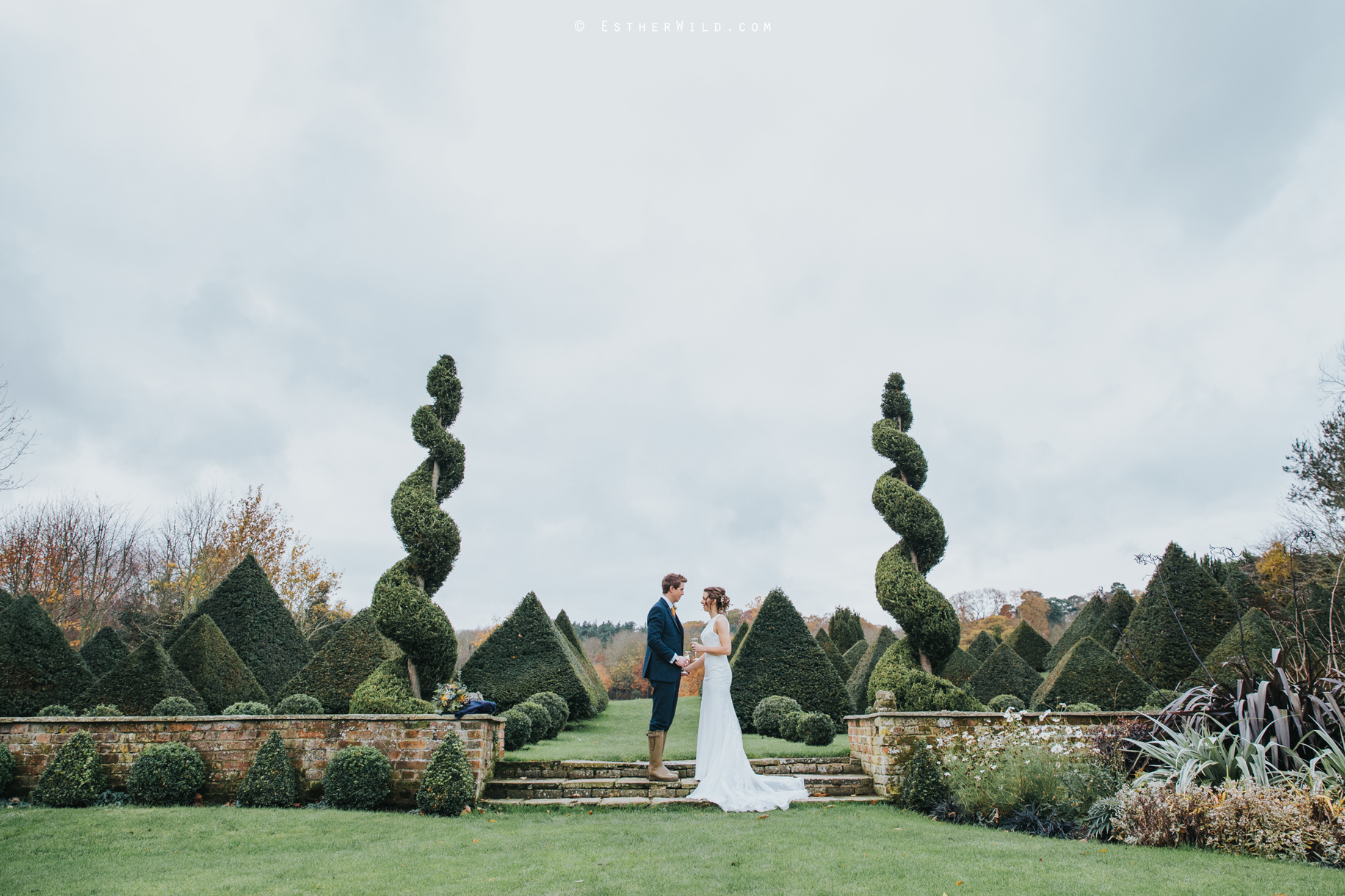 Wedding_Photographer_Chaucer_Barn_ Norfolk_Copyright_Esther_Wild_