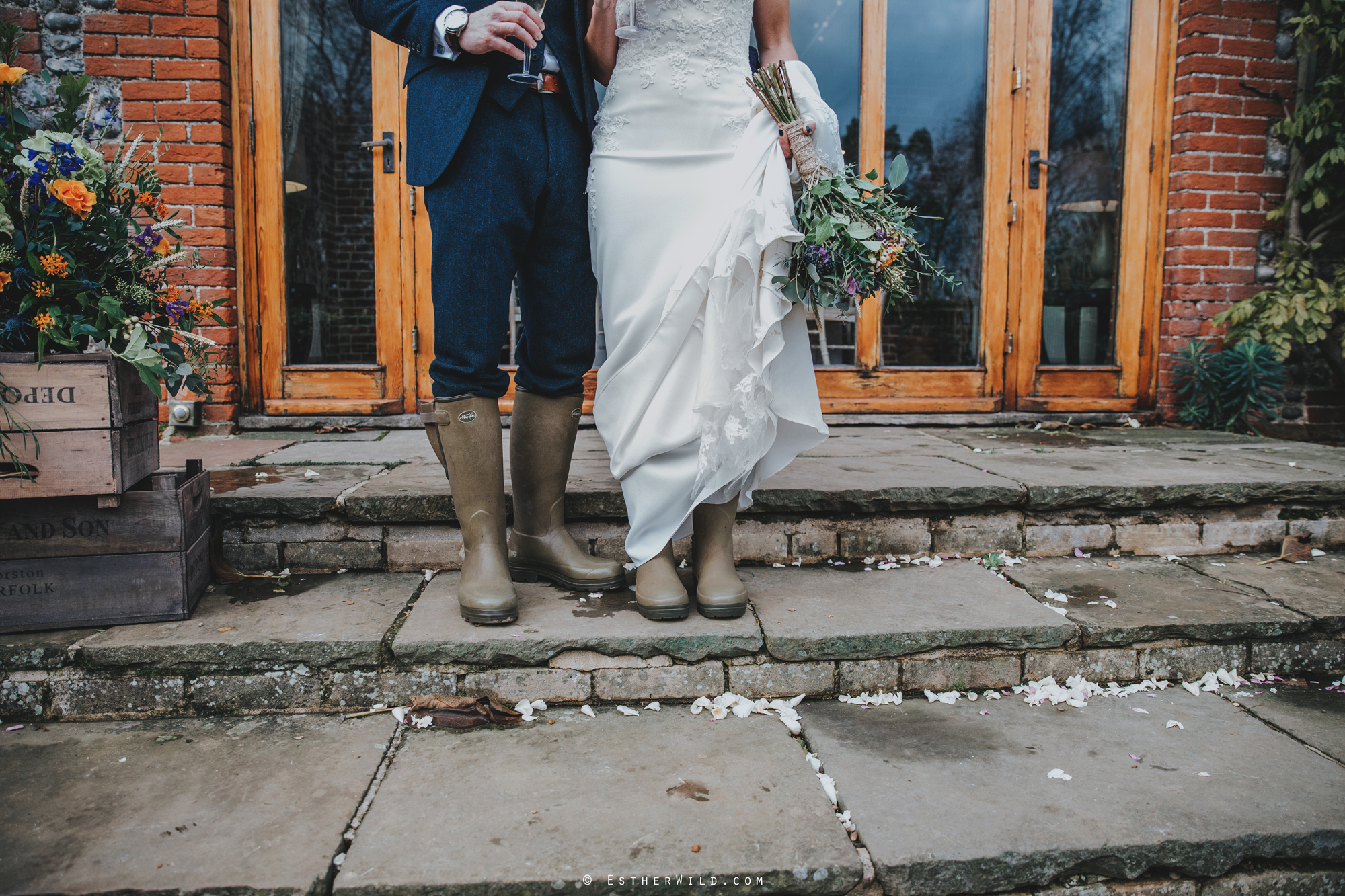 Wedding_Photographer_Chaucer_Barn_ Norfolk_Copyright_Esther_Wild_