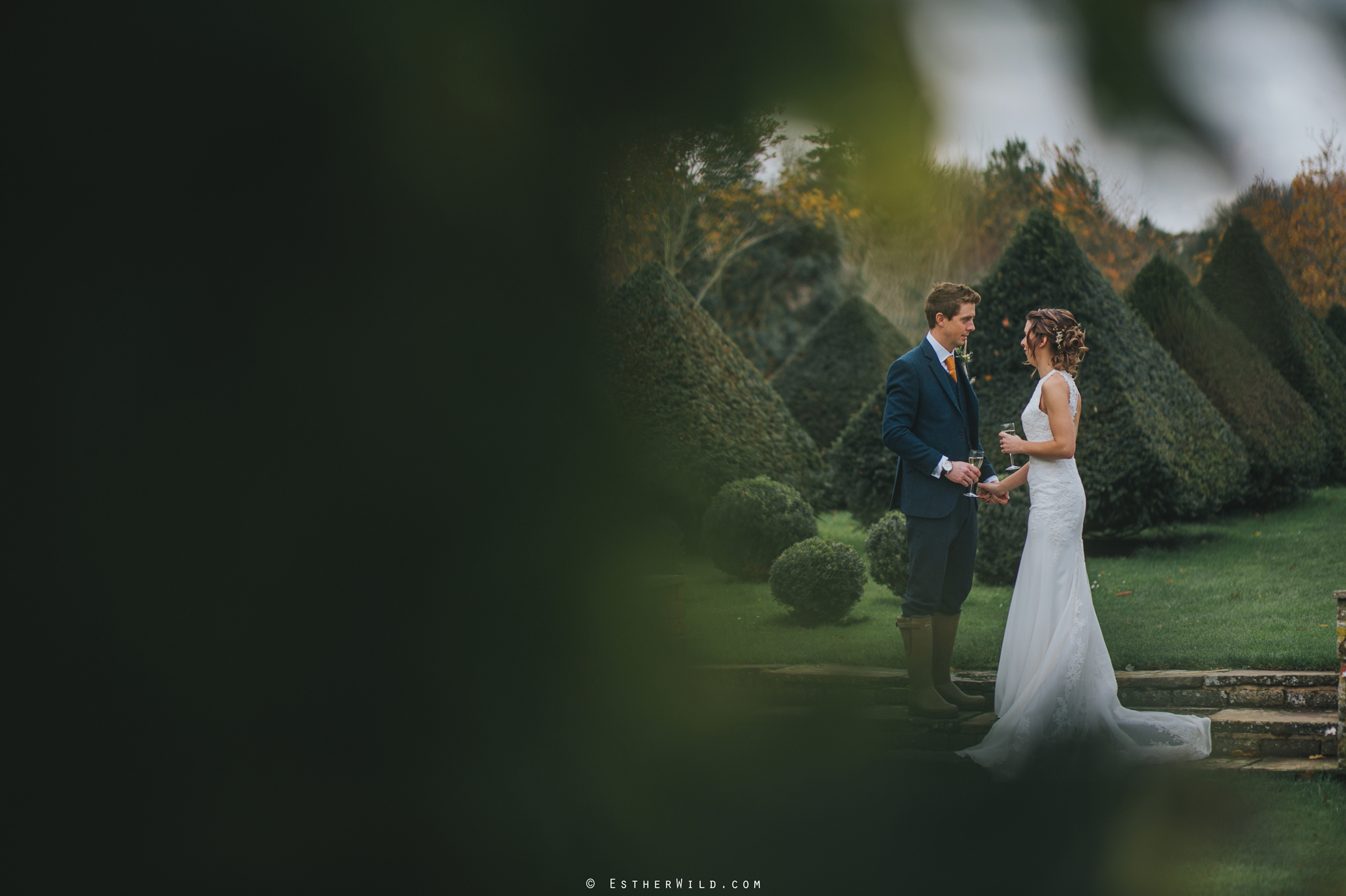 Wedding_Photographer_Chaucer_Barn_ Norfolk_Copyright_Esther_Wild_
