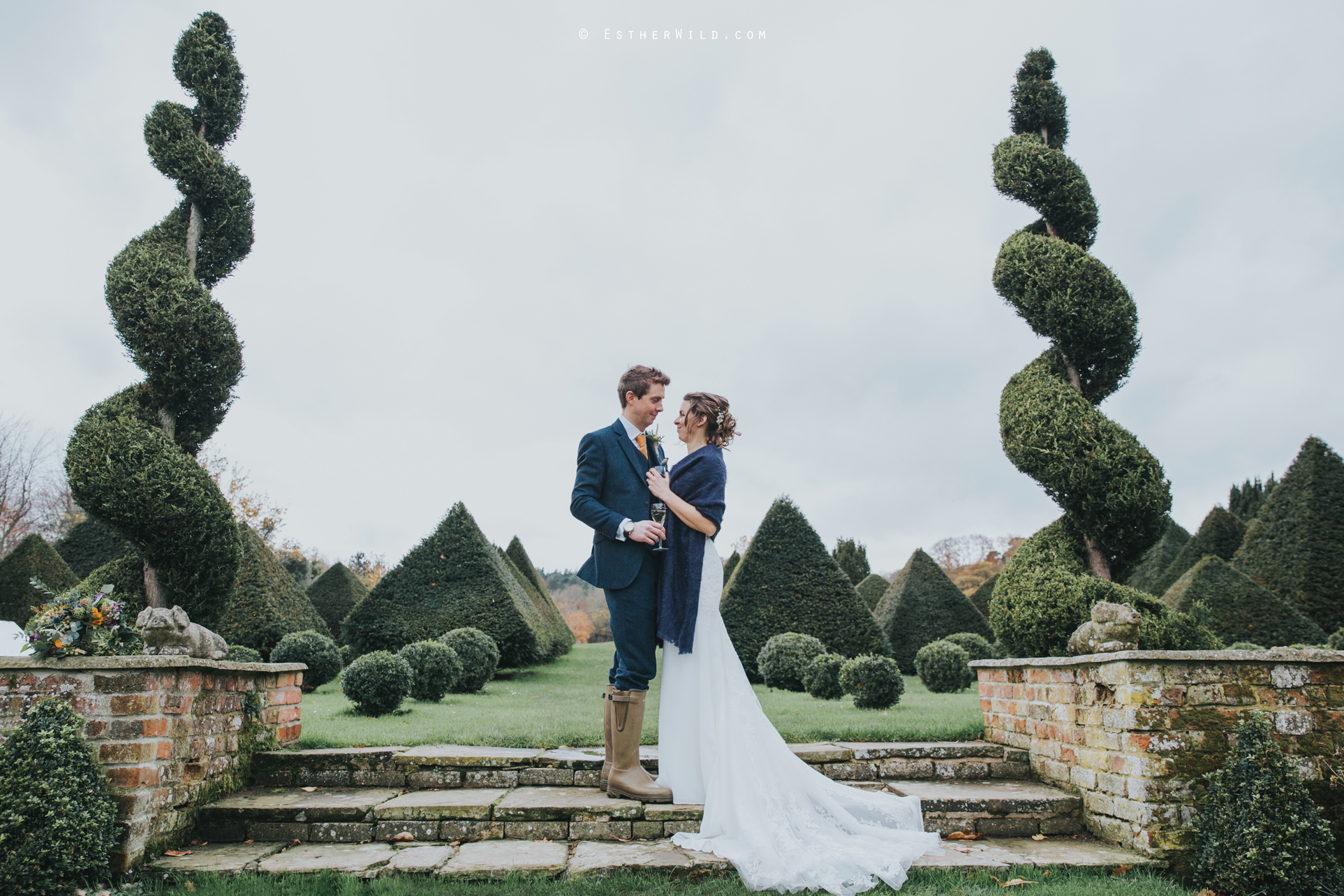 Wedding_Photographer_Chaucer_Barn_ Norfolk_Copyright_Esther_Wild_