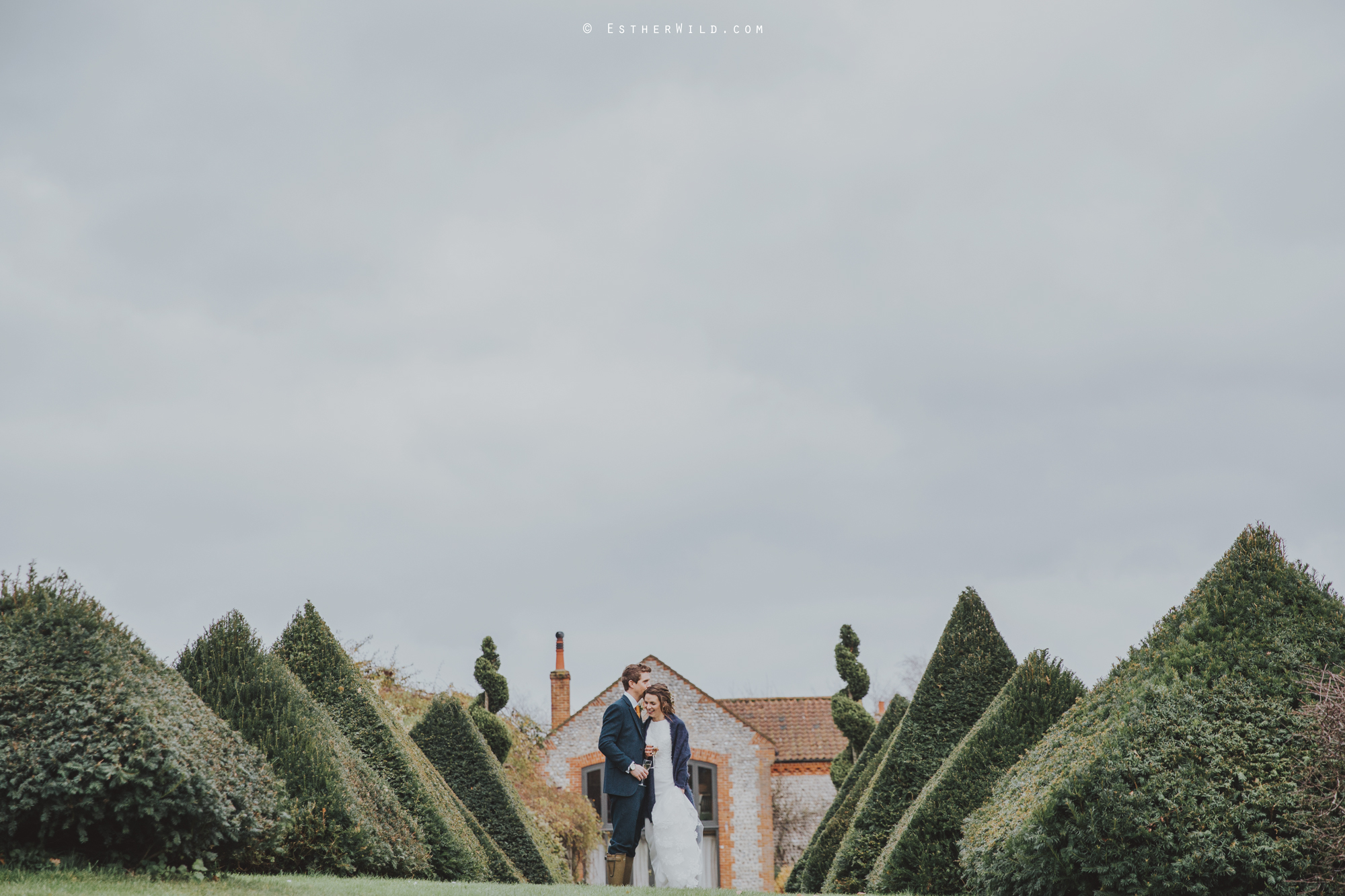 Wedding_Photographer_Chaucer_Barn_ Norfolk_Copyright_Esther_Wild_