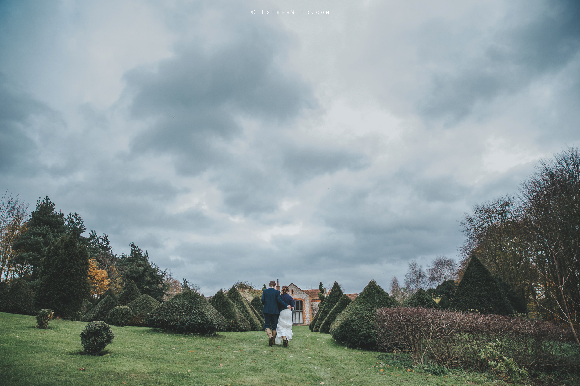 Wedding_Photographer_Chaucer_Barn_ Norfolk_Copyright_Esther_Wild_