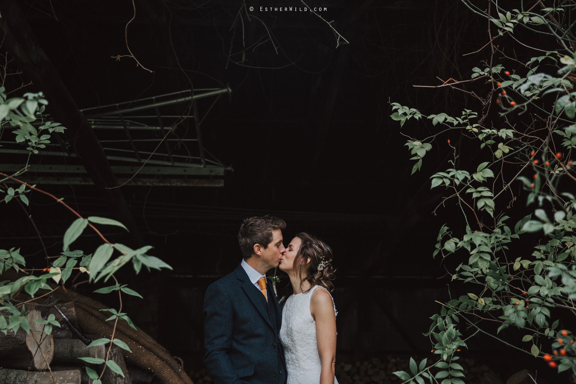 Wedding_Photographer_Chaucer_Barn_Holt_Norfolk_Country_Rustic_Venue_Copyright_Esther_Wild_