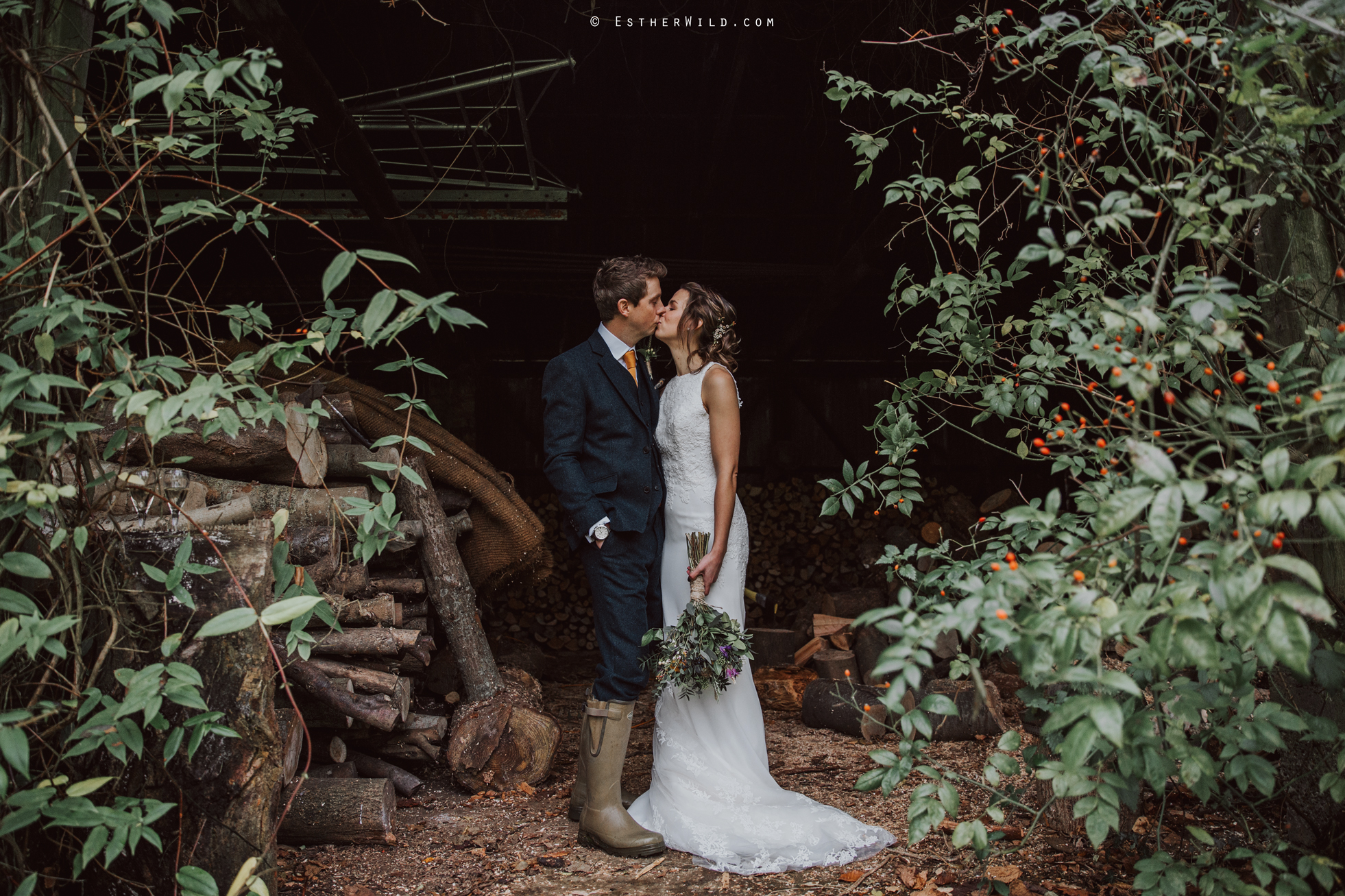 Wedding_Photographer_Chaucer_Barn_Holt_Norfolk_Country_Rustic_Venue_Copyright_Esther_Wild_