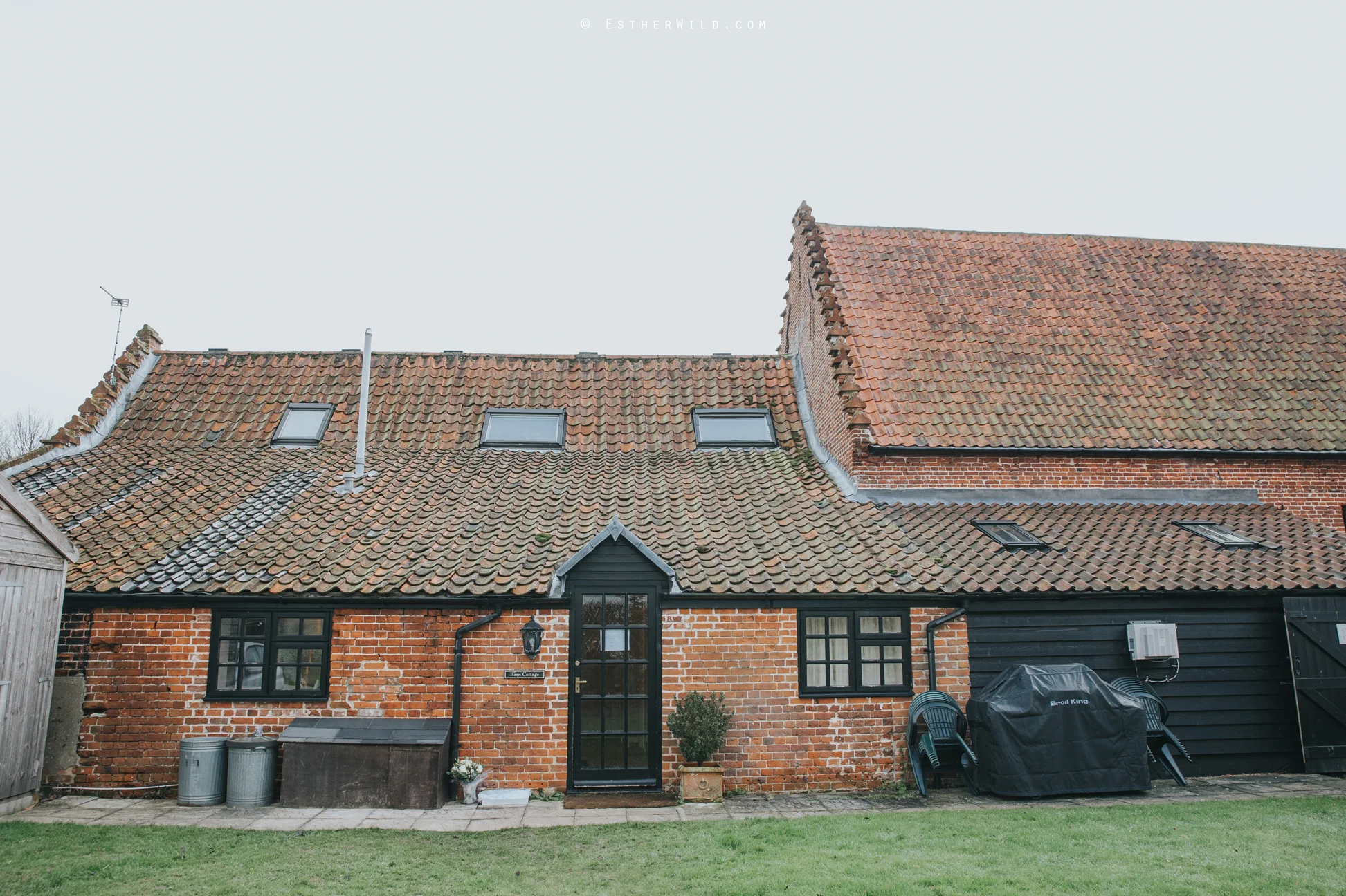 Elms_Barn_Weddings_Suffolk_Photographer_Copyright_Esther_Wild_IMG_0216.jpg