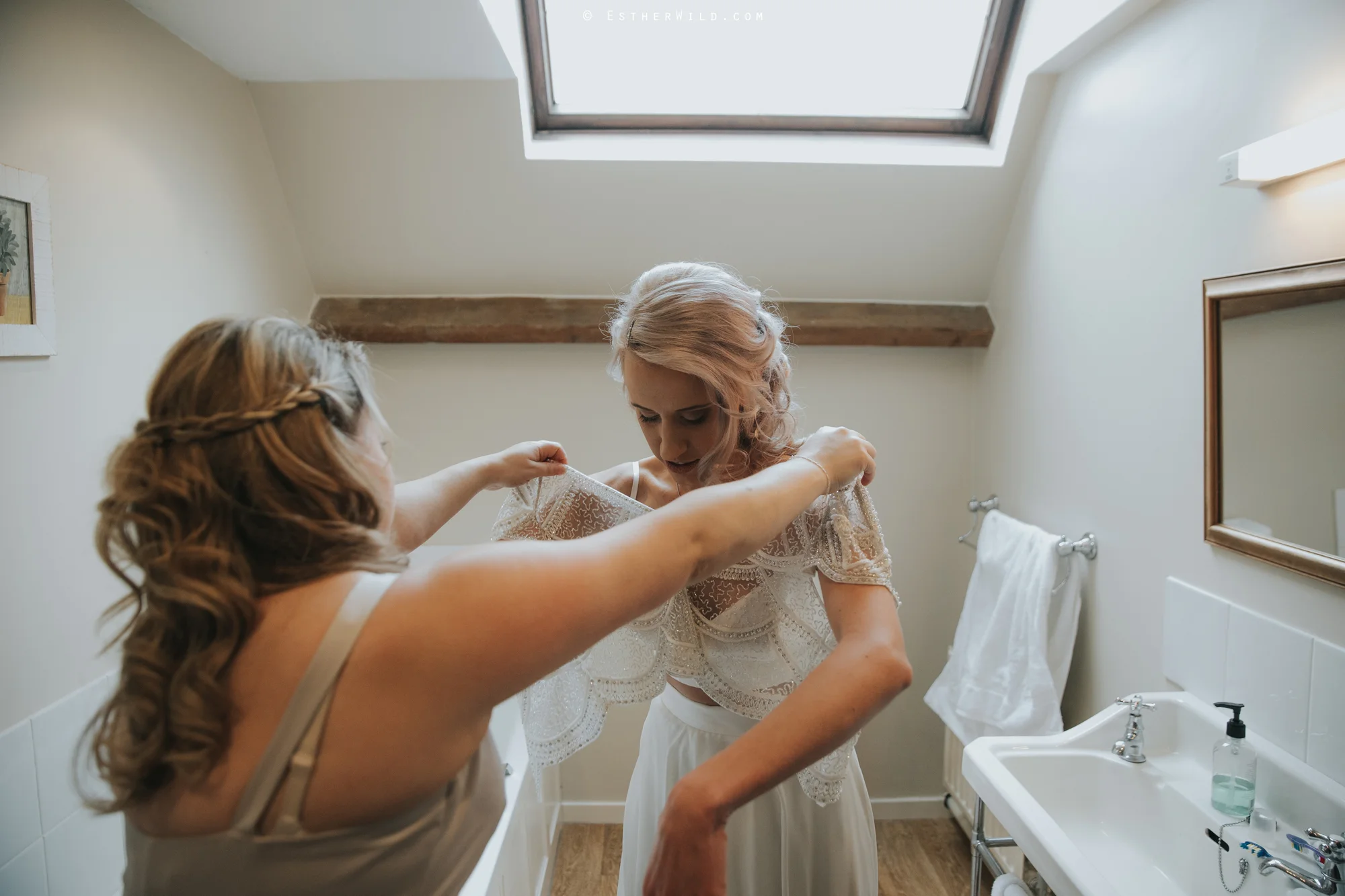 Elms_Barn_Weddings_Suffolk_Photographer_Copyright_Esther_Wild_IMG_0890.jpg