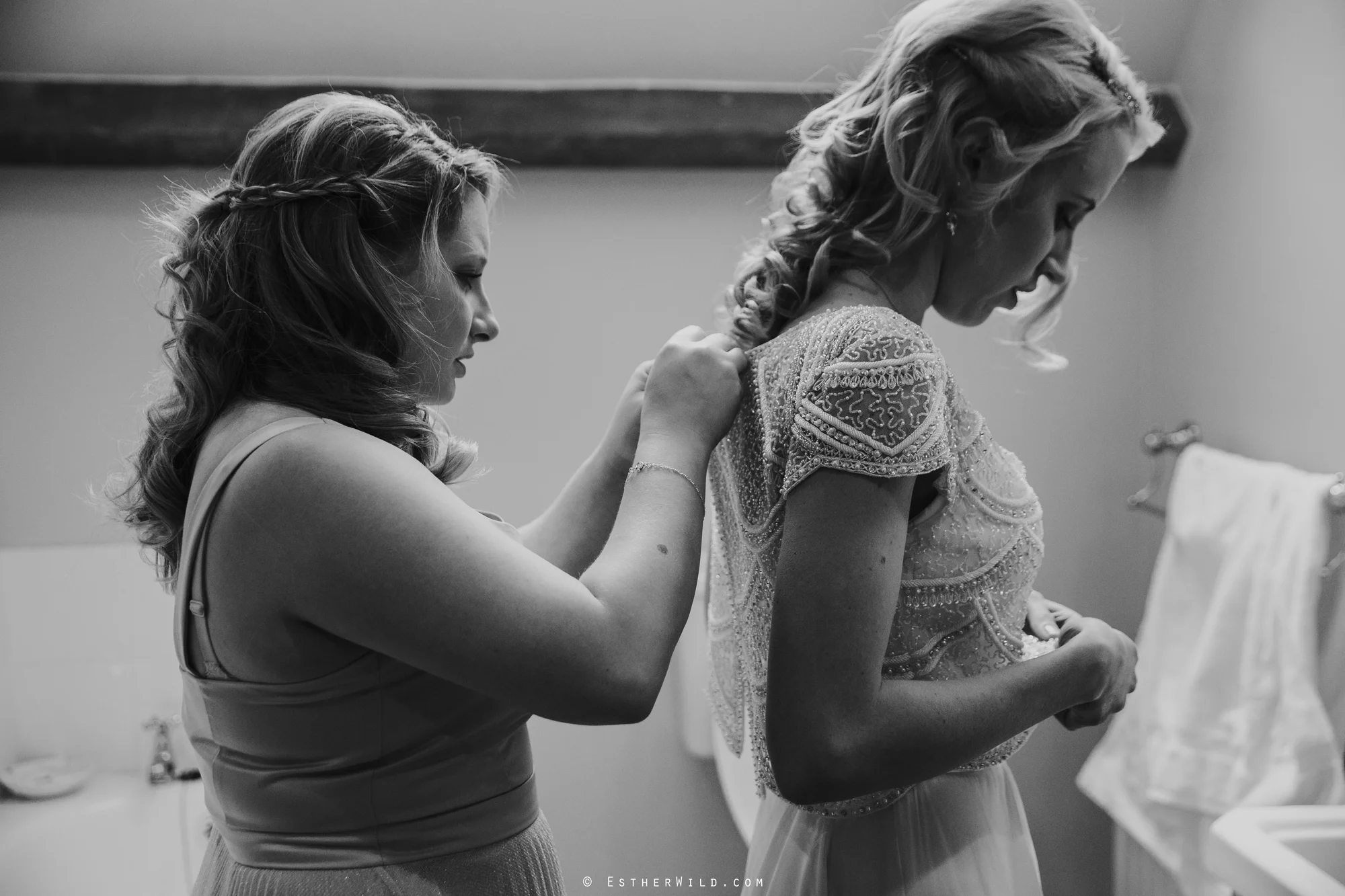 Elms_Barn_Weddings_Suffolk_Photographer_Copyright_Esther_Wild_IMG_0898-2.jpg
