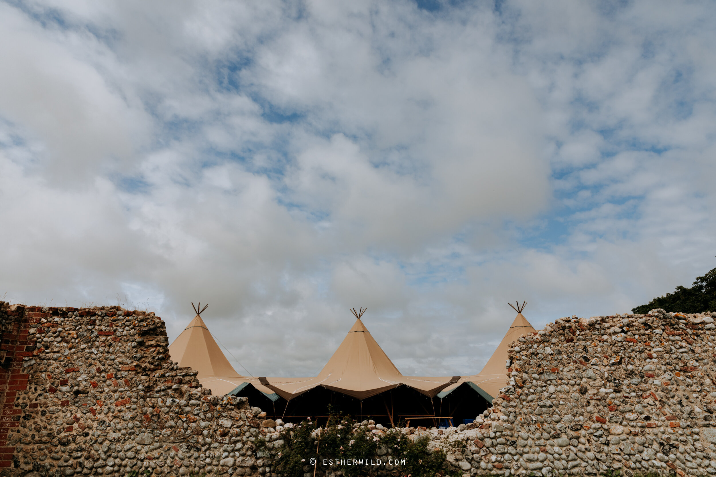 Barn_Drift_Cley_Norfolk_Wedding_Esther_Wild_Photographer_©_Esther_Wild_2-IMG_0005.jpg