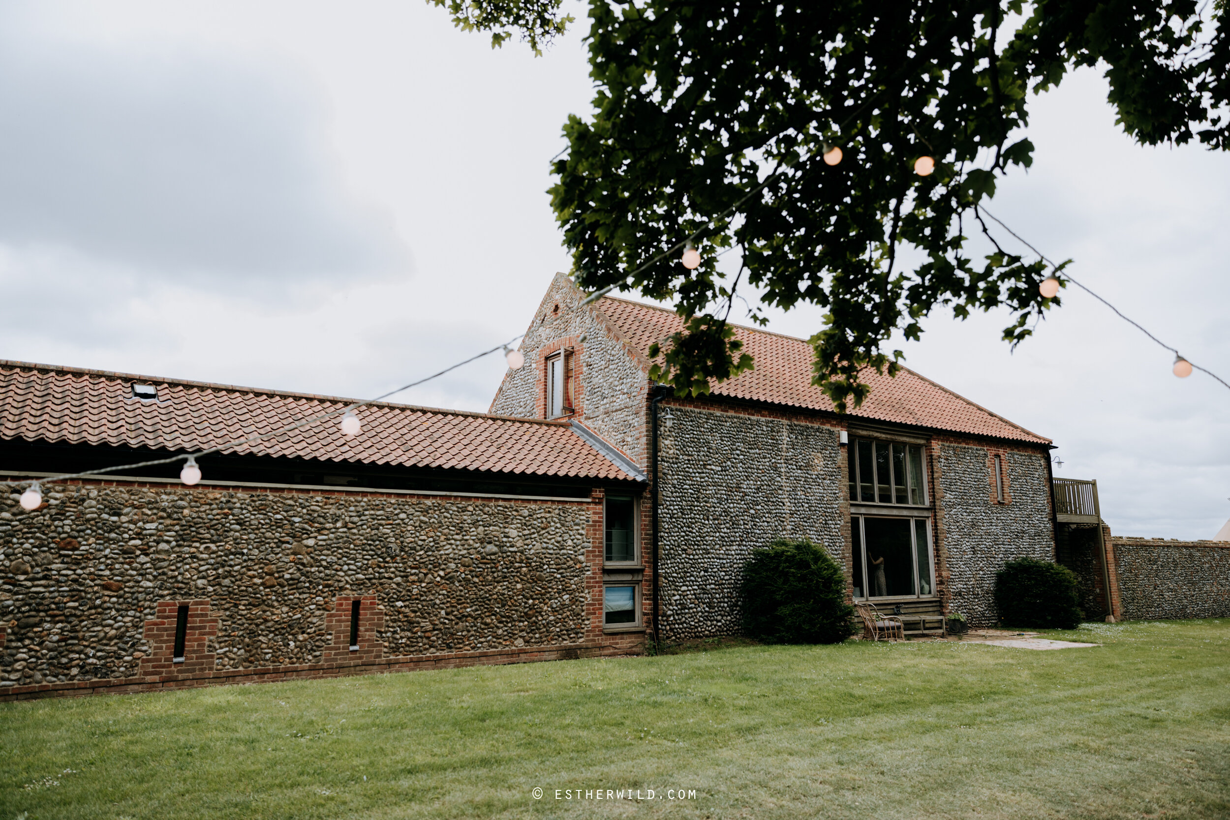 Barn_Drift_Cley_Norfolk_Wedding_Esther_Wild_Photographer_©_Esther_Wild_159-IMG_0529.jpg