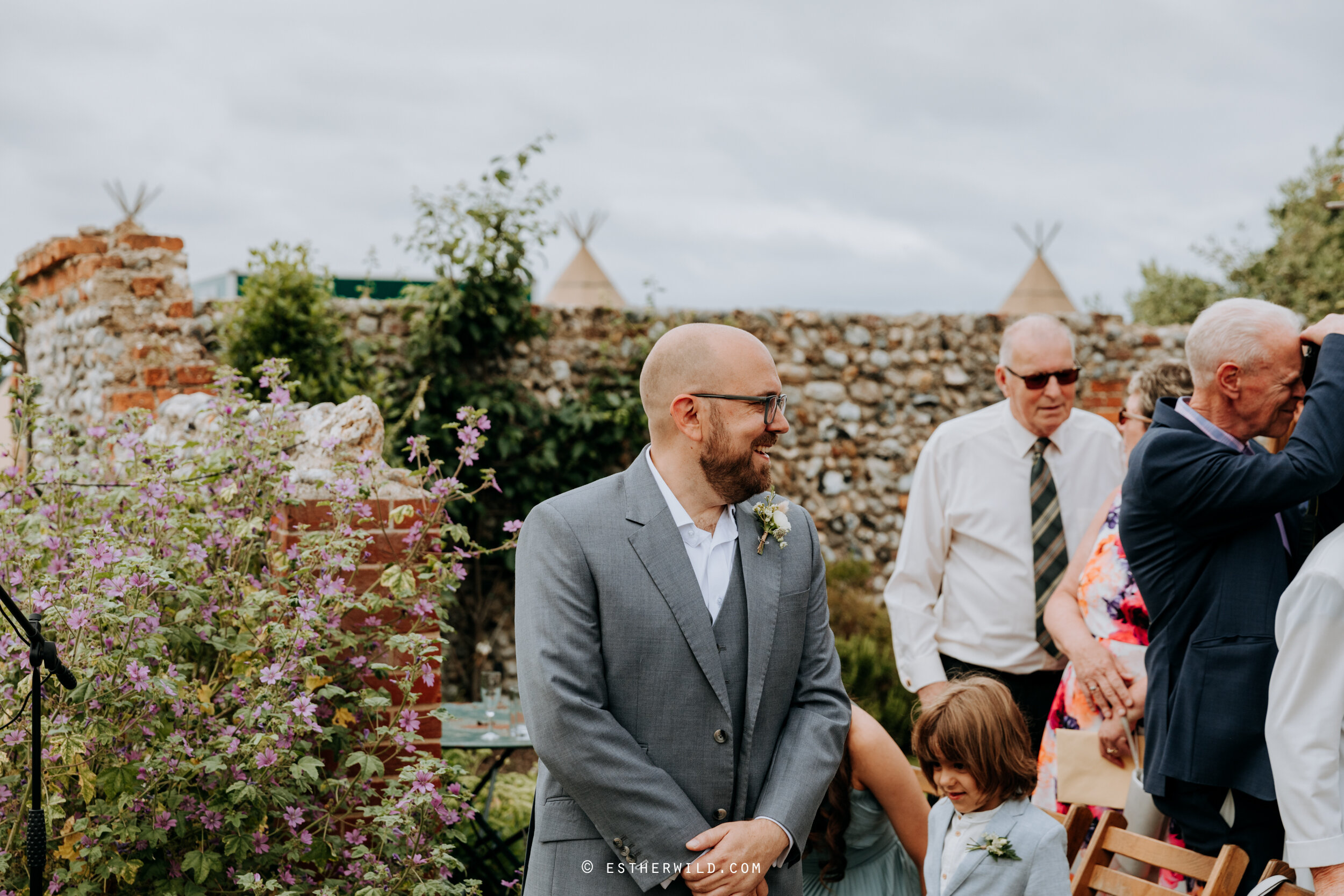 Barn_Drift_Cley_Norfolk_Wedding_Esther_Wild_Photographer_©_Esther_Wild_194-IMG_0636.jpg