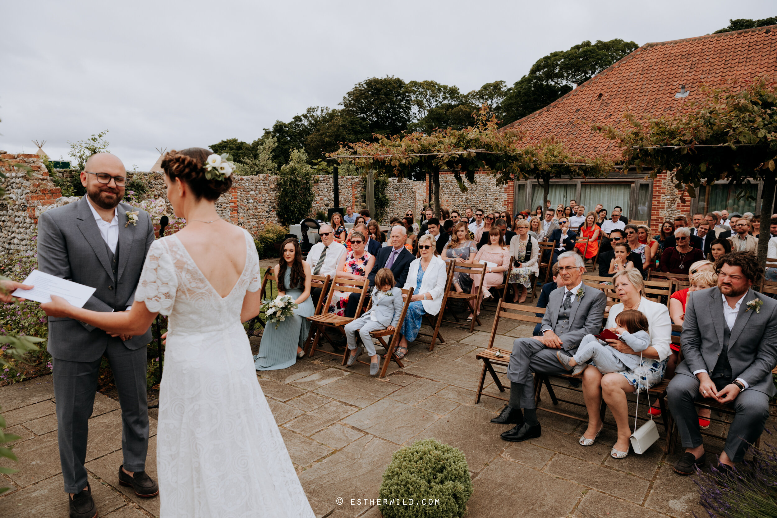 Barn_Drift_Cley_Norfolk_Wedding_Esther_Wild_Photographer_©_Esther_Wild_262-IMG_0760.jpg