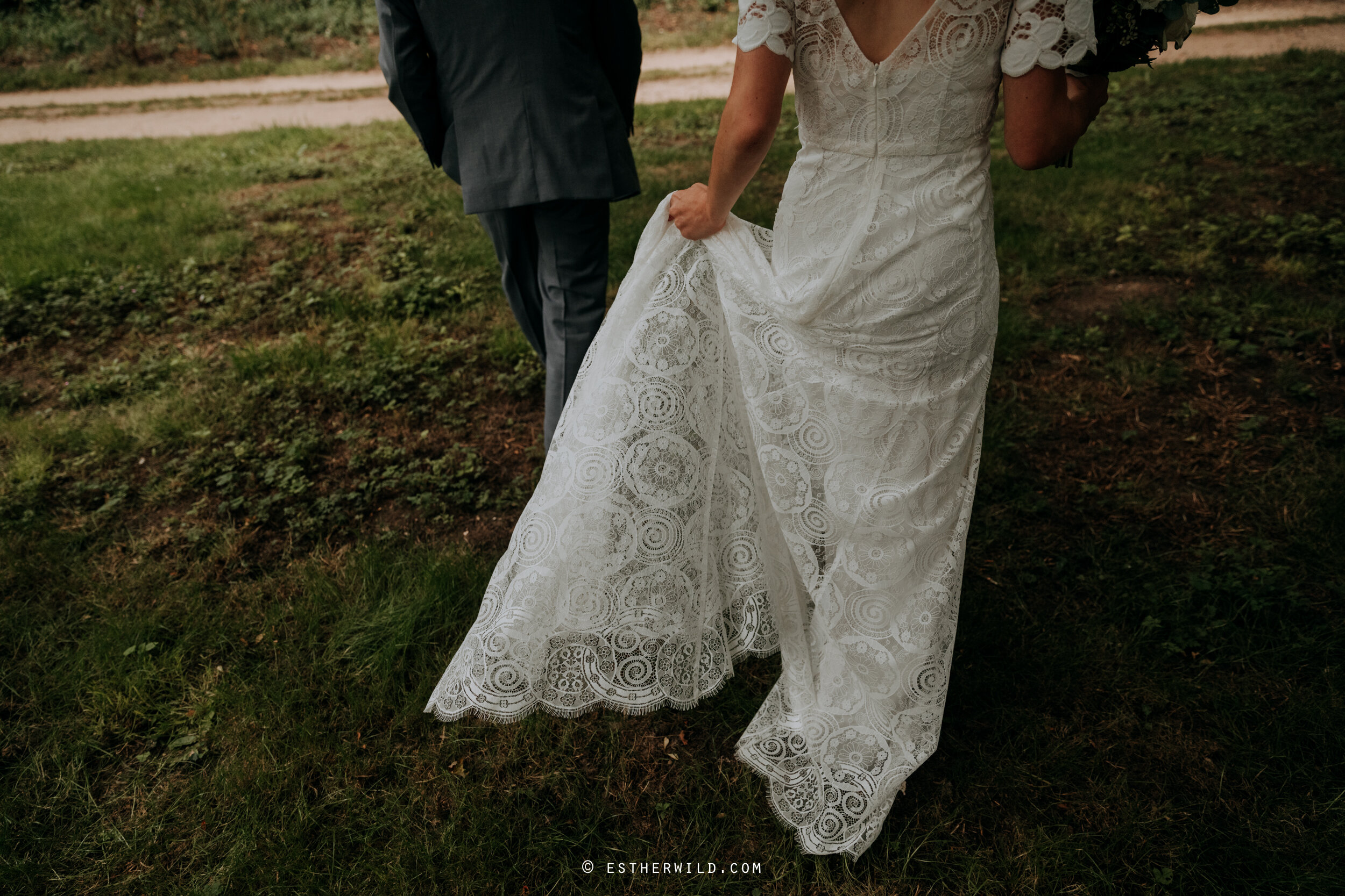 Barn_Drift_Cley_Norfolk_Wedding_Esther_Wild_Photographer_©_Esther_Wild_401-IMG_1232.jpg