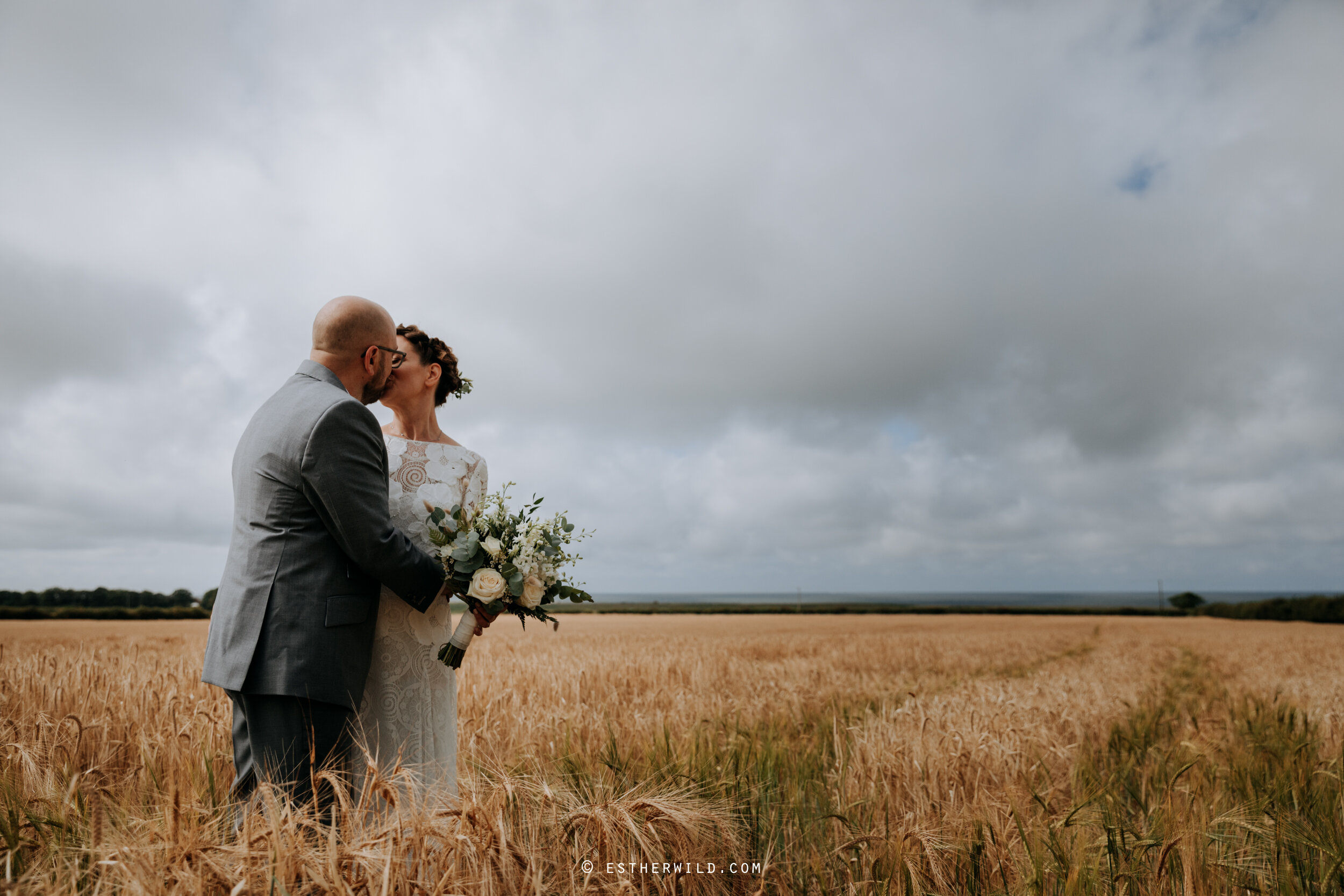 Barn_Drift_Cley_Norfolk_Wedding_Esther_Wild_Photographer_©_Esther_Wild_428-IMG_1299.jpg