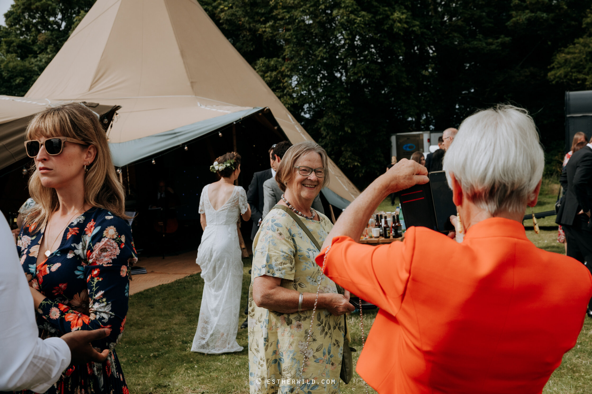 Barn_Drift_Cley_Norfolk_Wedding_Esther_Wild_Photographer_©_Esther_Wild_474-IMG_1427.jpg