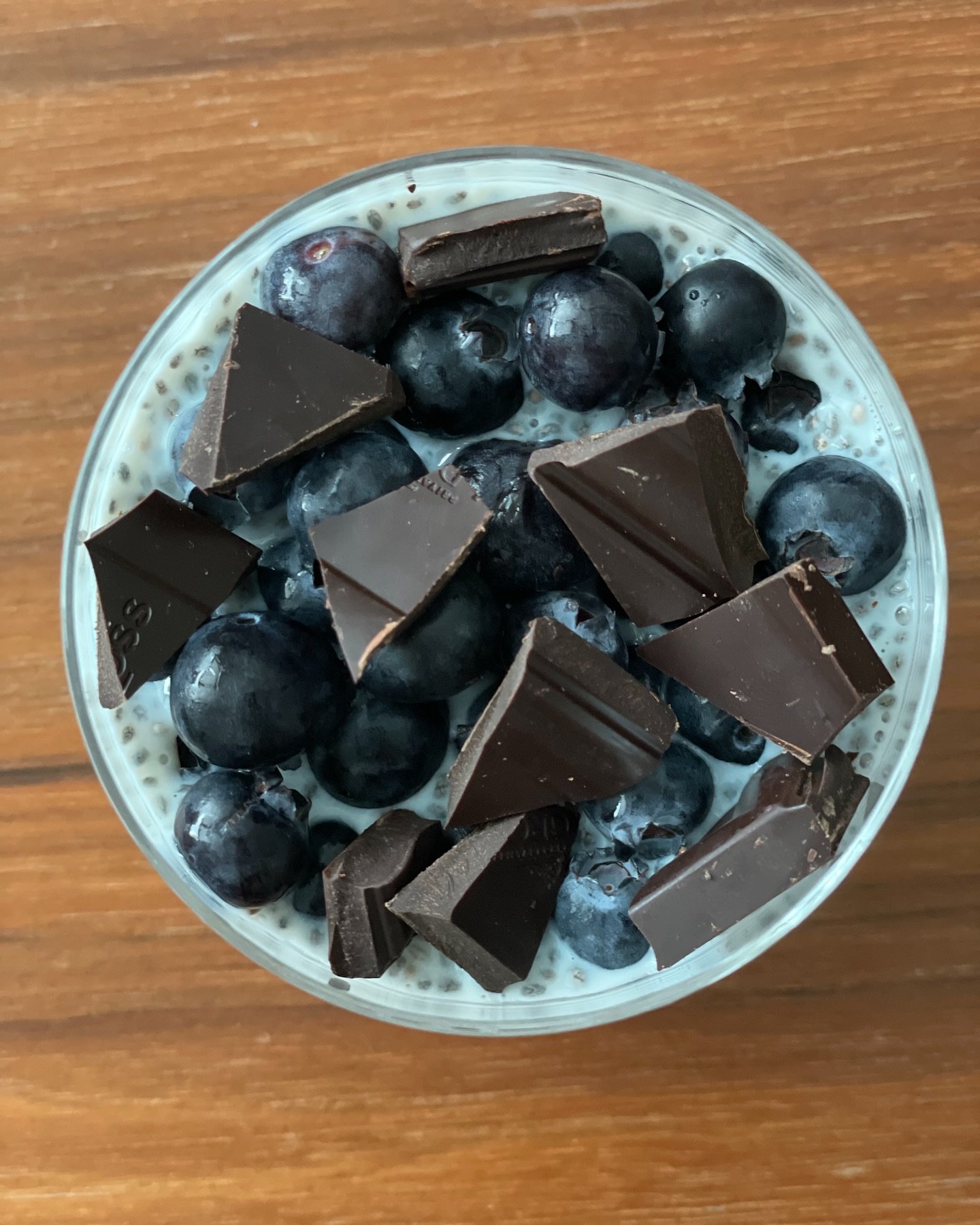 Chia pudding con cioccolato fondente e mirtilli 🫐 

Si prepara la sera in 3 minuti, si dimentica in frigo e la mattina successiva &eacute; gi&agrave; pronto. 
Te lo consiglio come colazione estiva, ma anche come merenda e perch&eacute; no, anche per