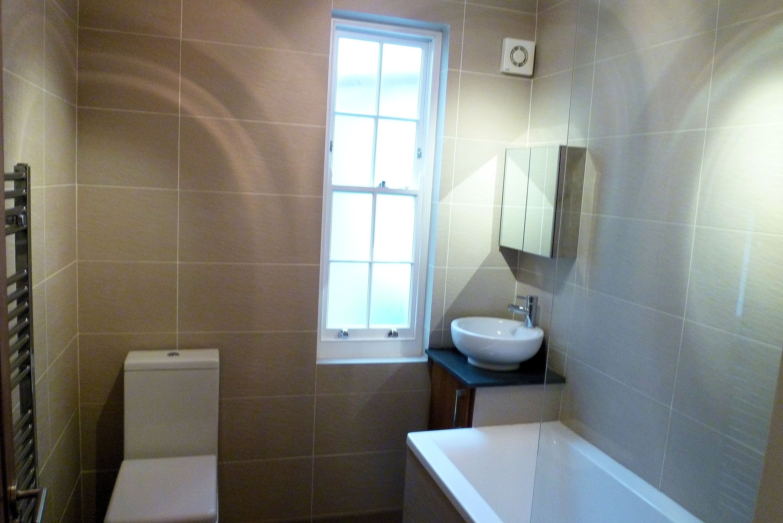 flat 2 bath.jpg