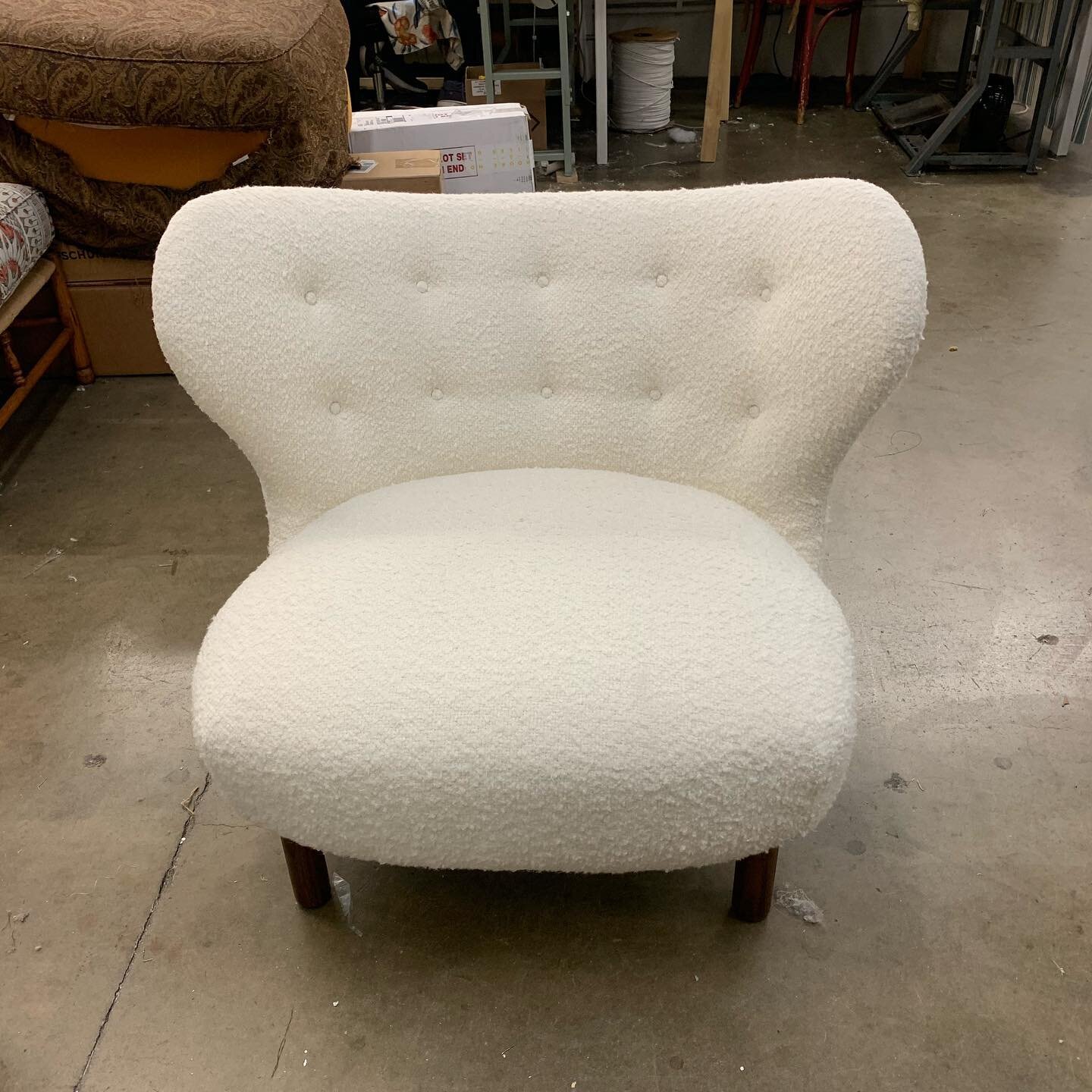 I am obsessed with these pieces we made.  Is it the simplicity of them?  Any manufacturer would tell you they are complex to make.  So comfortable.  Love the curves.
#custommade #customchairs #luxuryfurniture #newportbeach #interiordesign #highendfur