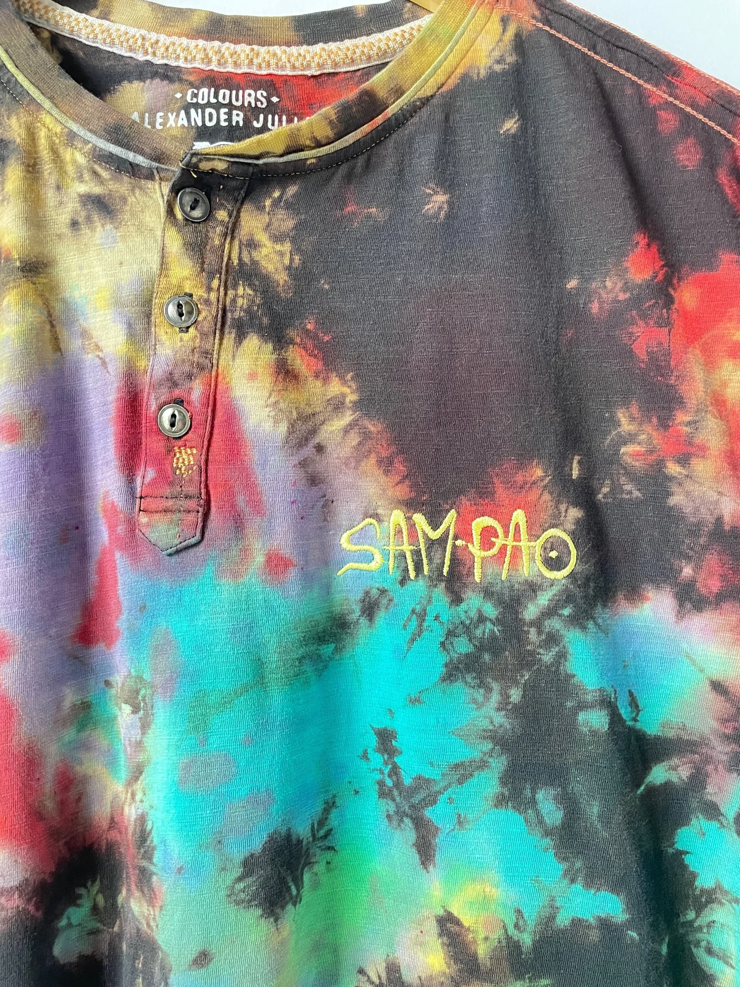 XL/2XL rainbow noir henley tee — SPAO