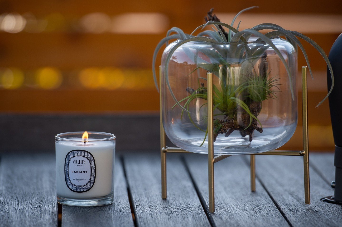 🌞 Can you feel it? Summer is just around the corner, bringing those perfect evenings of al fresco dining and long nights spent outdoors by the warm glow of candlelight.✨✨ Get ready to create unforgettable memories with our minimalist candles, design