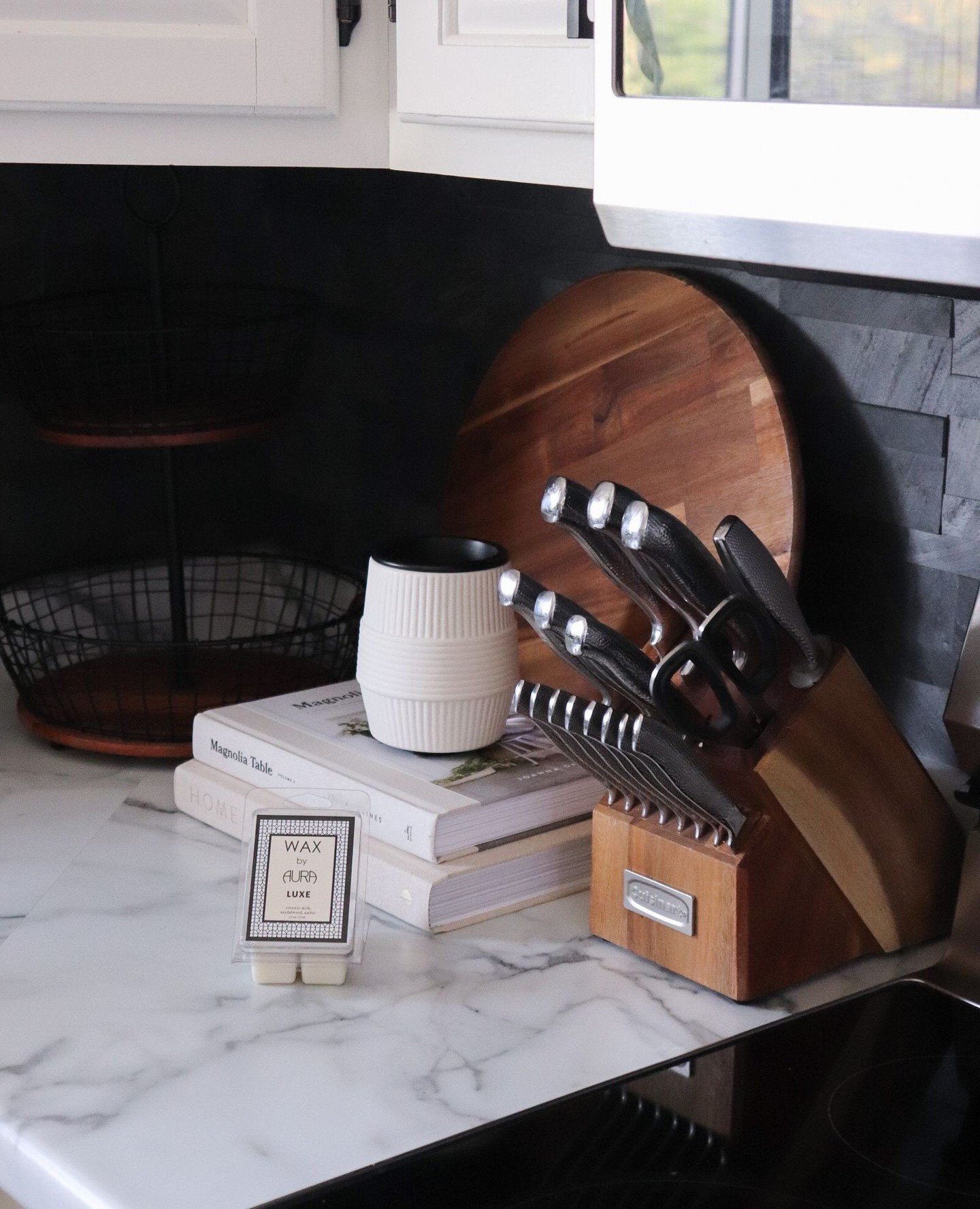 Keep it simple. Make it easy. Wax melts do the most so you don't have to. 🌿⁠
⁠
A consistent fragrance fills the room all day long - with minimal effort from you. Shop Wax Melts in the link in our bio!