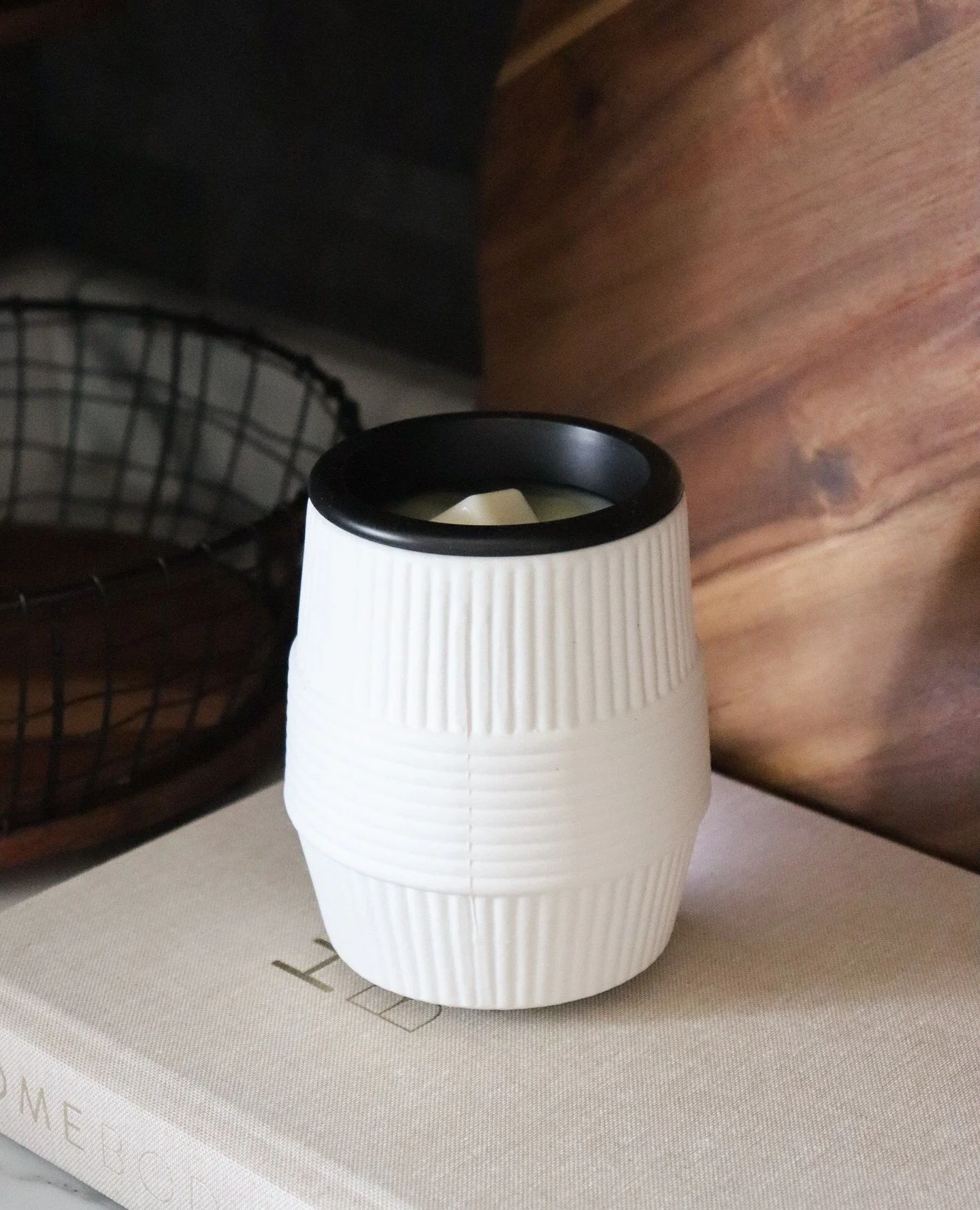 Wax warmers are one of the most underrated products we sell, and here's why 👇🏼✨⁠
⁠
1. Flame-free fragrance⁠
Pop in a couple cubes, head out for the day, and when you walk back into your home it smells amazing.⁠
⁠
2. Perfect for offices and classroo