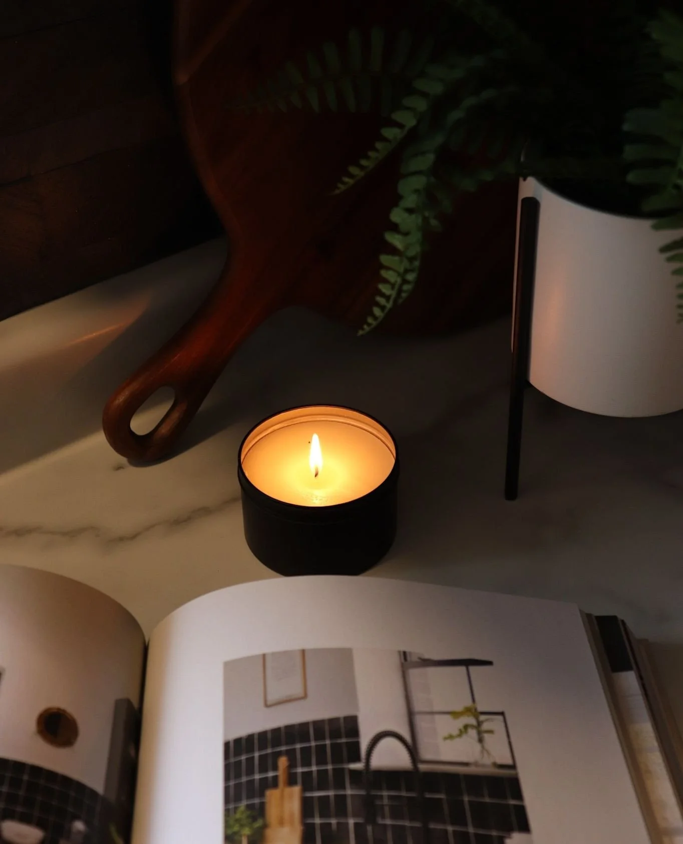 Your 7pm reminder to light your evening candle to set the vibes tonight. 🕯️⁠
⁠
Cozy, moody, comforting, you name it. Candles bring the best. 😌