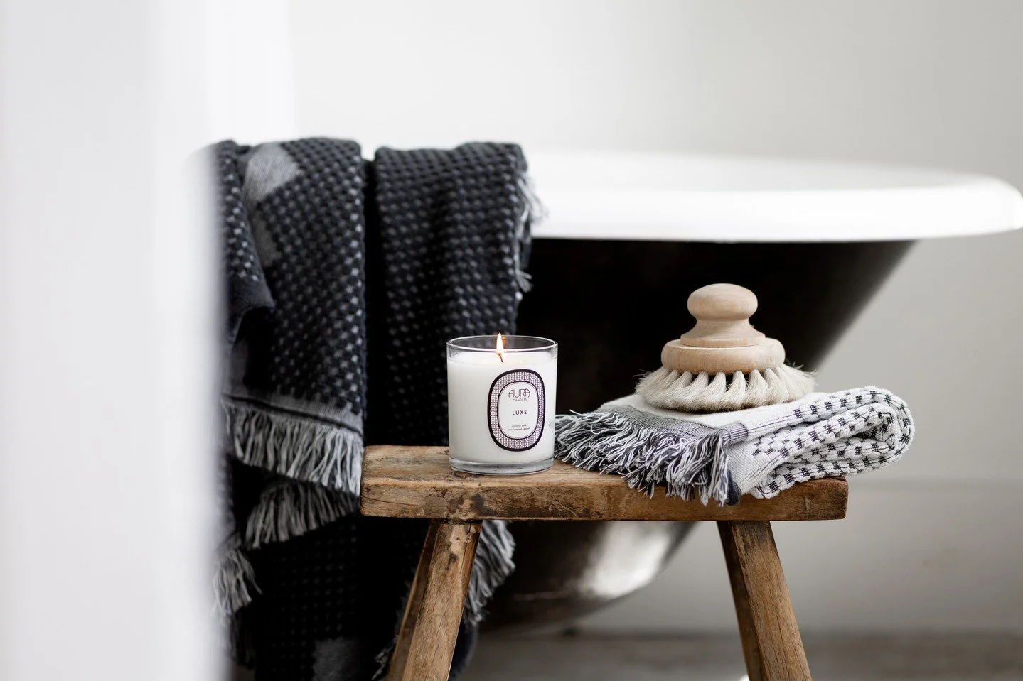 Luxe makes every space feel luxurious. ✨⁠
⁠
This warm, inviting scent surrounds you. A fully immersive experience made for any room of your house.⁠
Shop Luxe in the link in our bio!