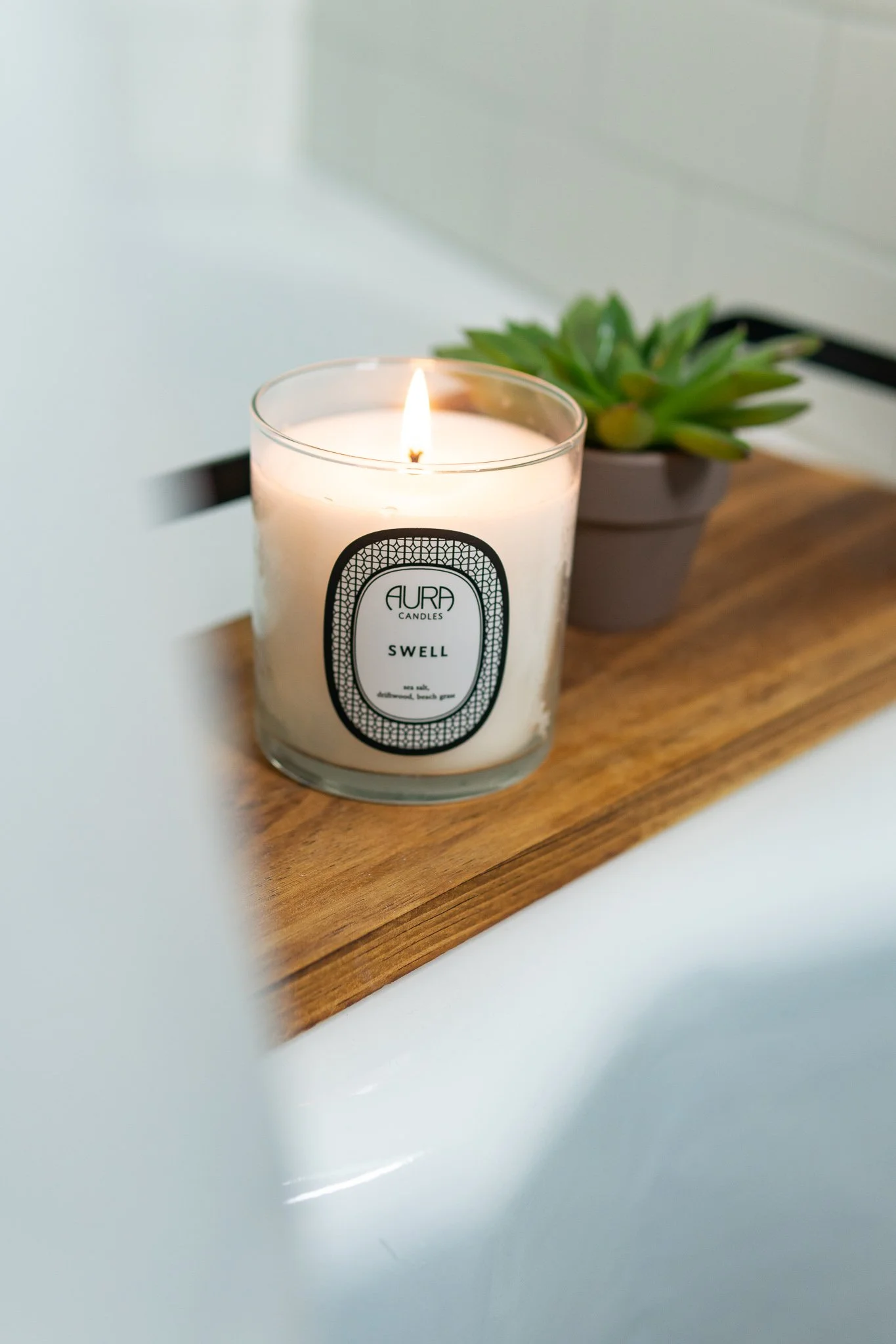 3 reasons why Swell is our summer go-to 🌾🌊

- Sea salt + driftwood capture that effortless coastal feeling.
-  Fresh beach grass keeps things light, clean, and airy.
- It brings a little calm to slow summer mornings and golden evenings.

Inspired b