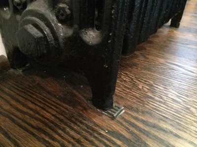 Use a shim to pitch your radiator towards the valve.