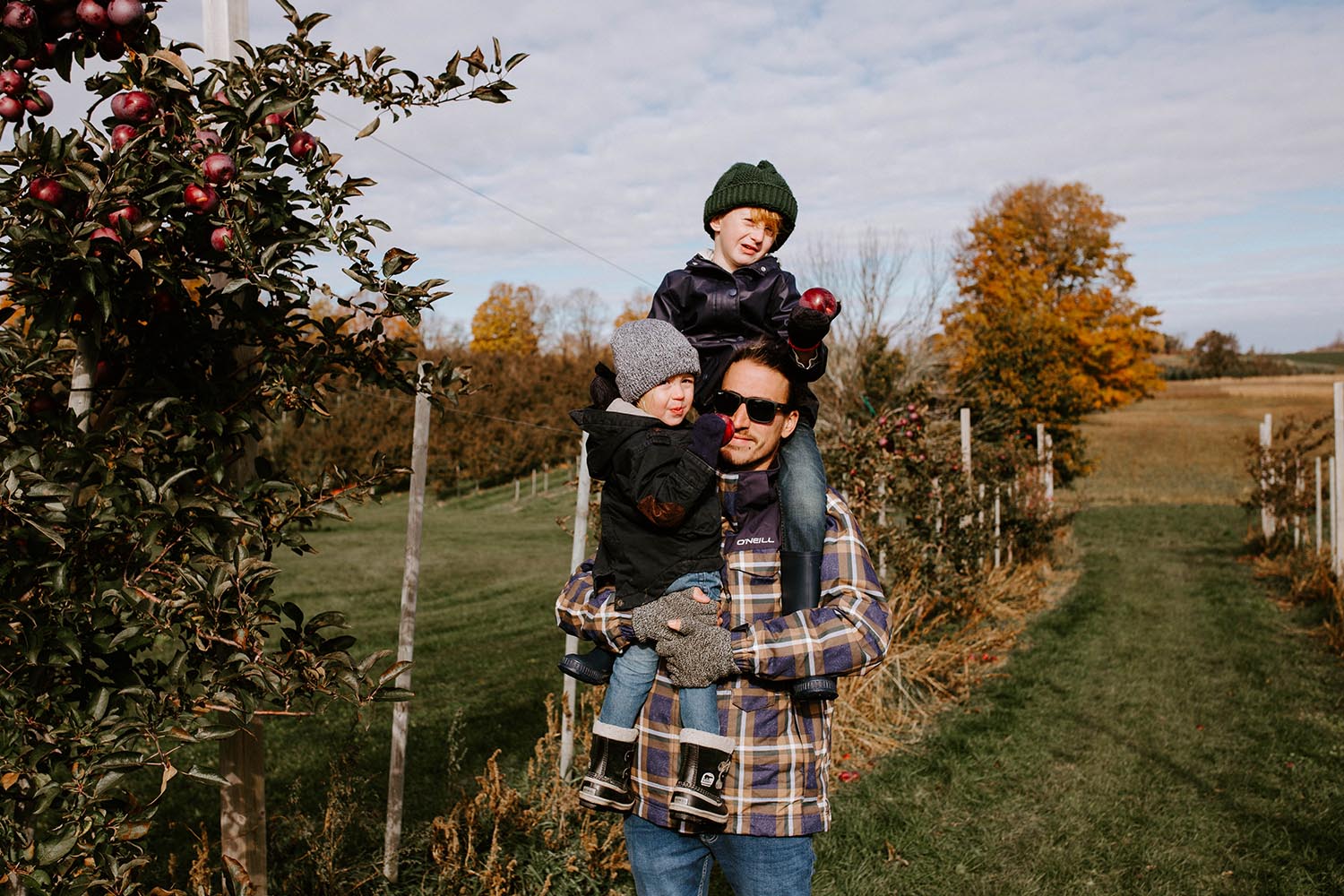 family-photographer-copperred-photography-apple-picking.jpg