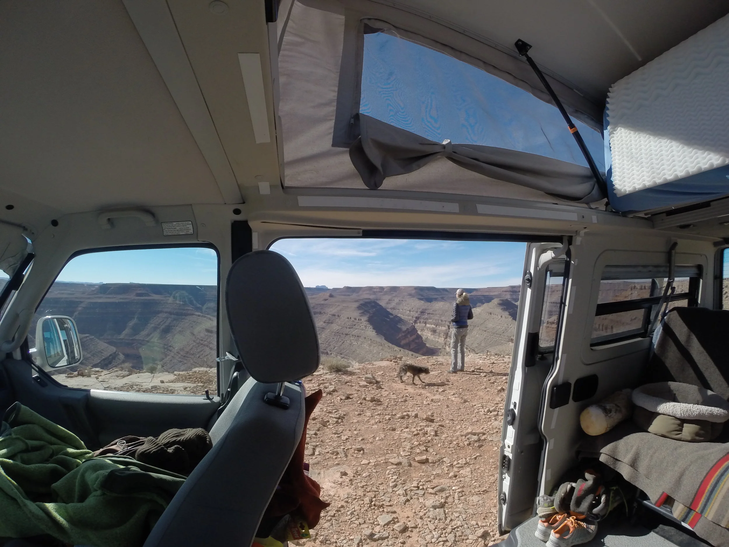 Camping with Max on the edge in Gooseneck State Park, Utah