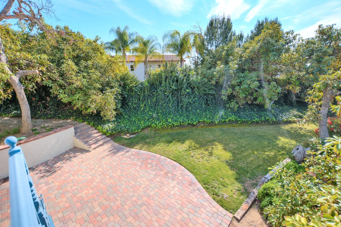 036_View of Backyard from Balcony (Medium).jpg