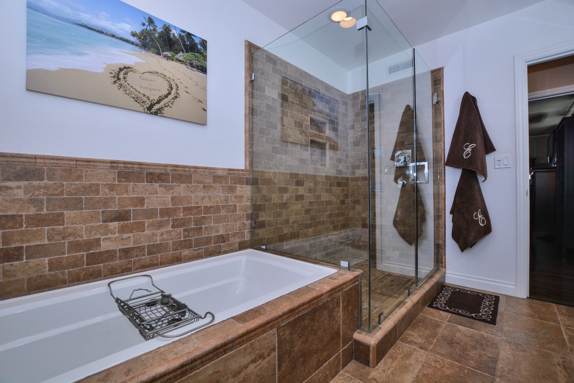 026_Master Bathroom (Medium).jpg