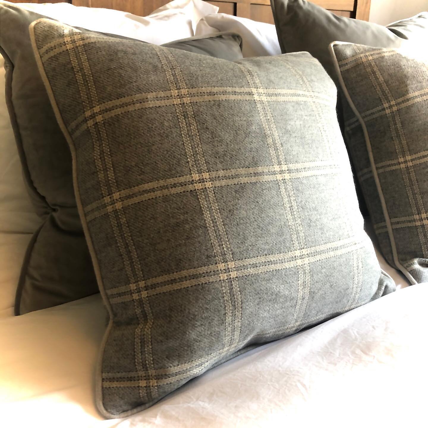 More of our favourites; Feather - filled scatter cushions, custom made in our studio from a selection of some of the most beautifully soft merino wools from @mulberry_home shown here with contrast linen piping and dressed along side some delicious ve