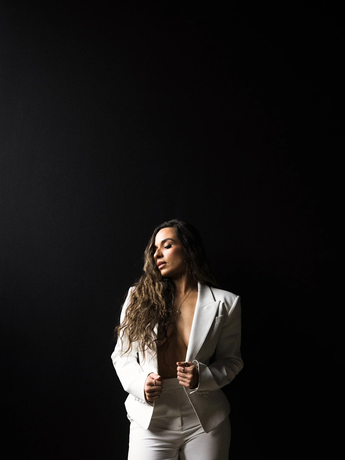 Dark room, bright mind ✨#cove 
.
.
#studioelevn #photography #photostudio